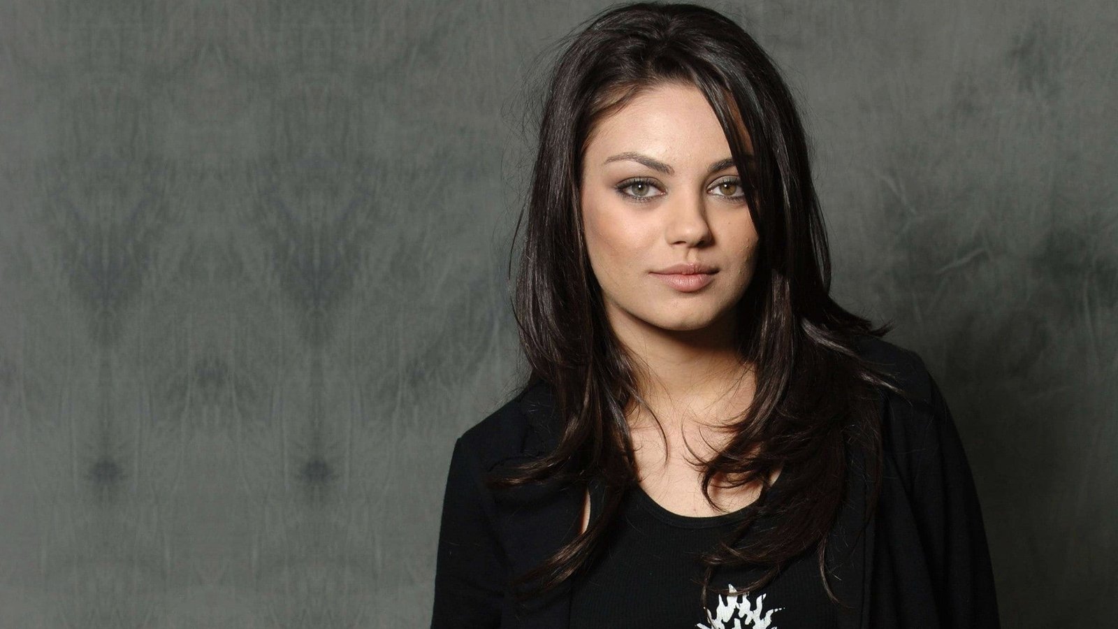 Mila Kunis actress celebrity women portrait looking at camera