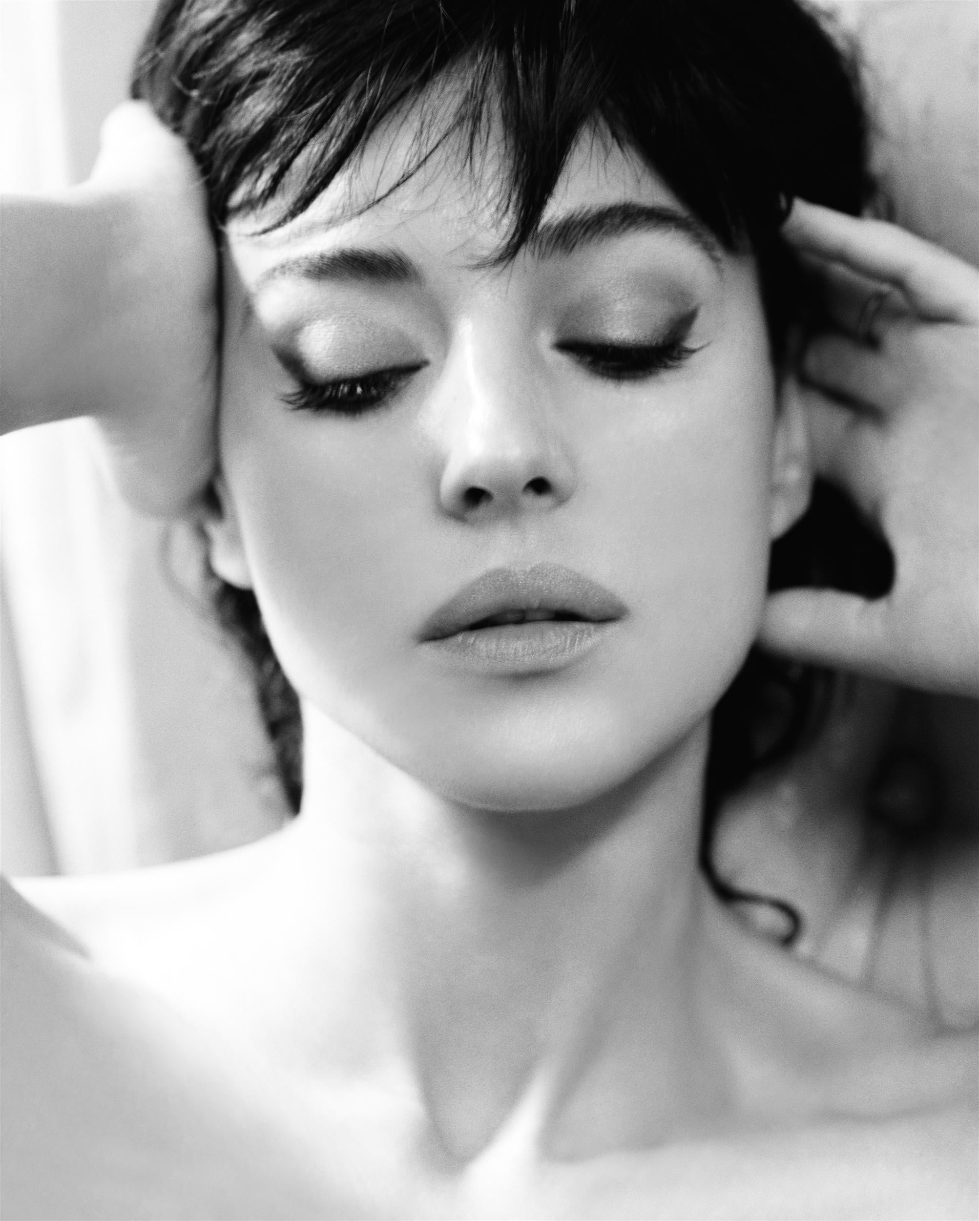 Monica Bellucci women actress face portrait closed eyes 2k