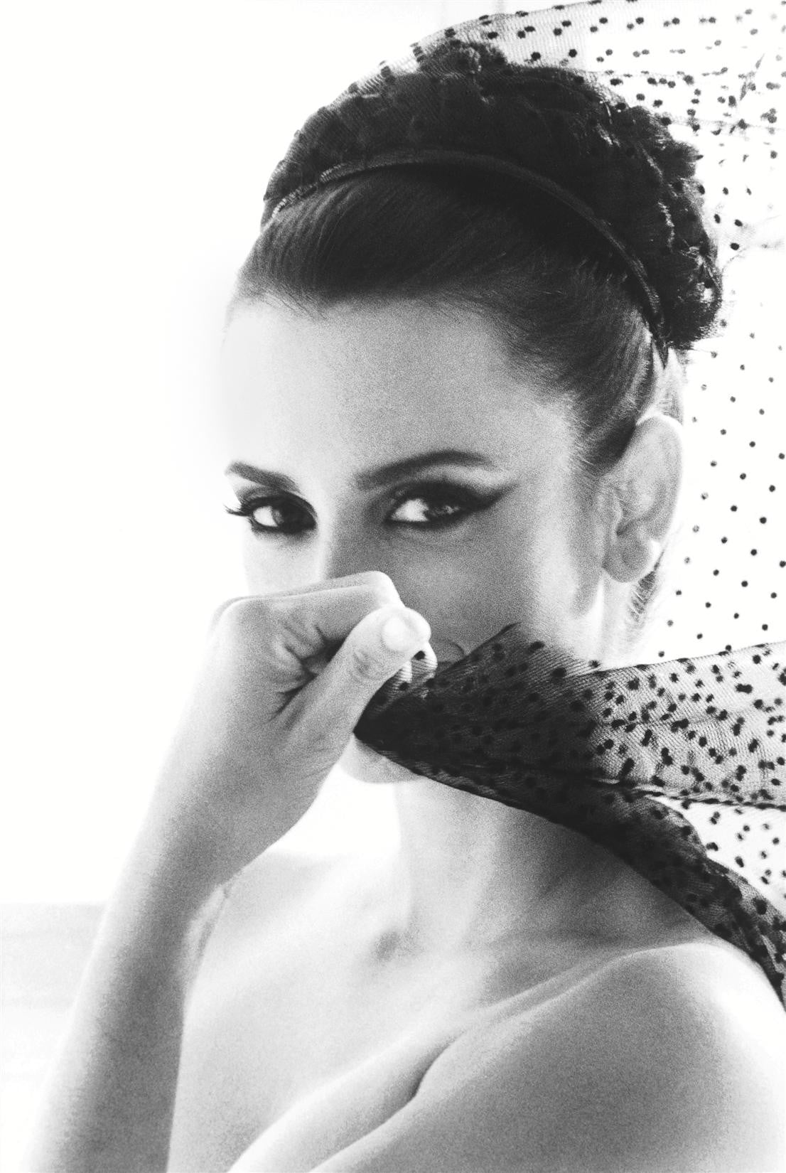 monochrome portrait brunette scarf face women Penelope Cruz