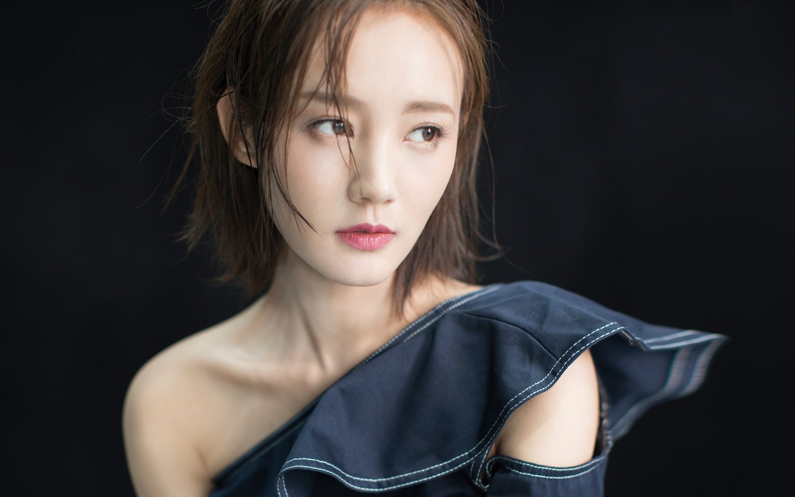 Li Yitong fashion China Asia actress looking away 92