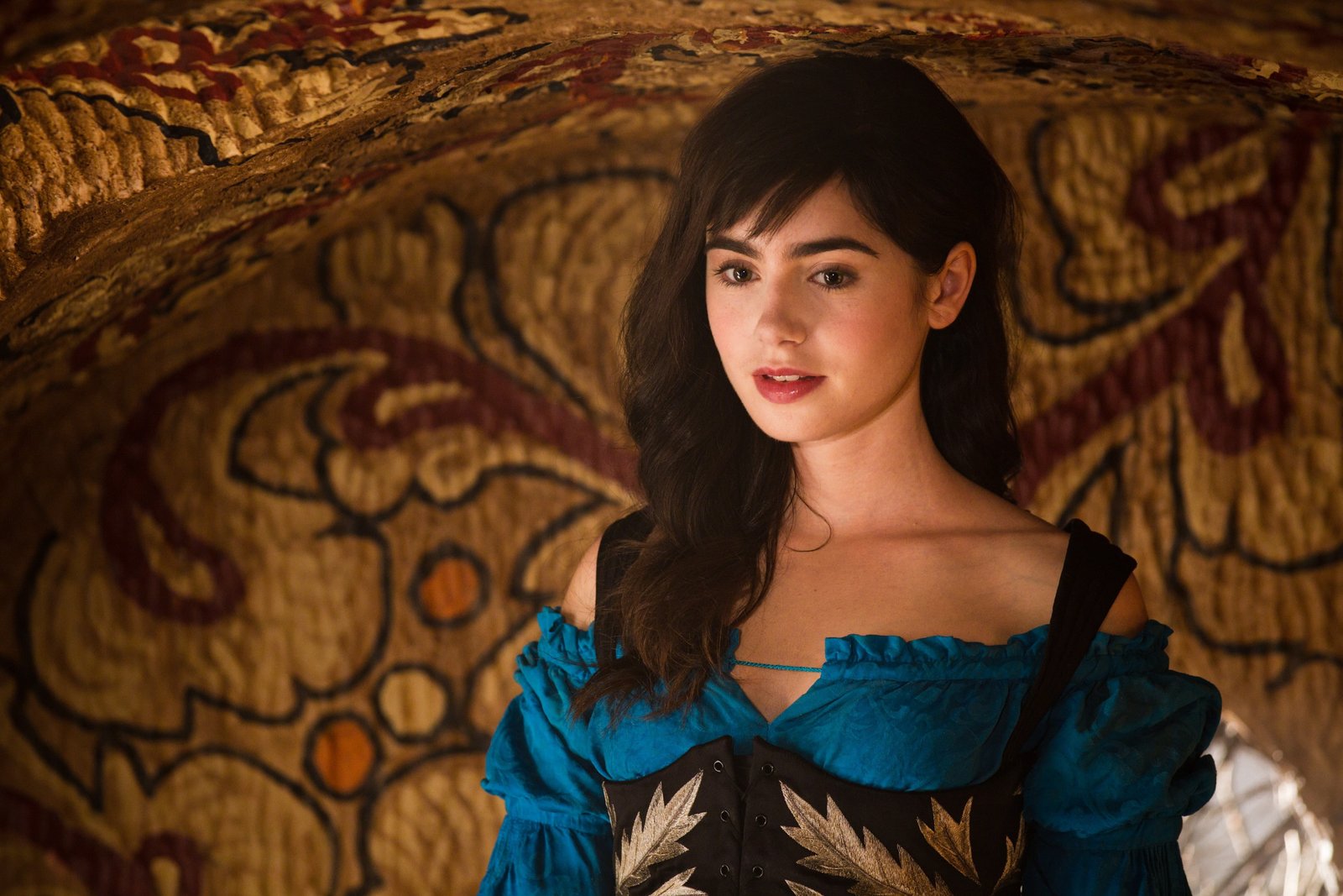 Lily Collins women celebrity actress brunette young adult 2k