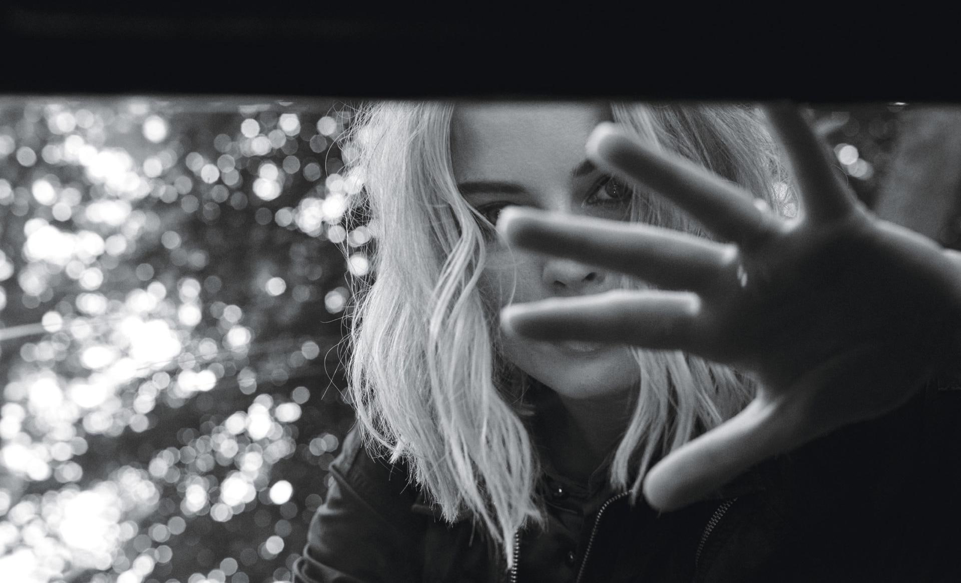 Margot Robbie women monochrome actress looking at viewer