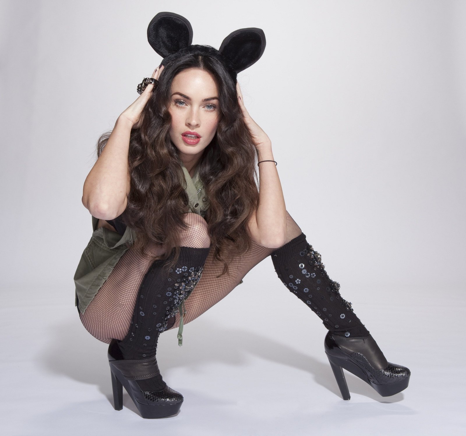 Megan Fox Celebrity girl actress posture ears 2k
