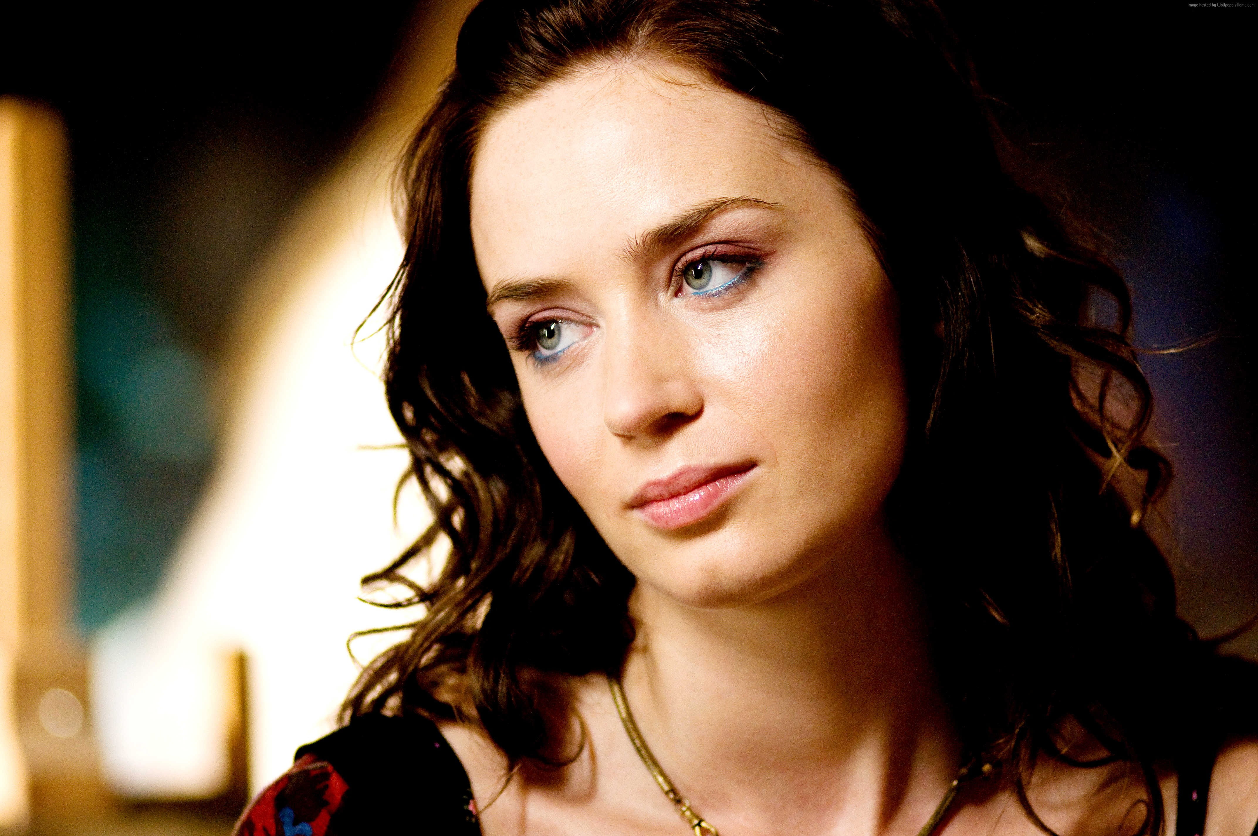 portrait Emily Olivia Leah Blunt brunette look 2k 4k