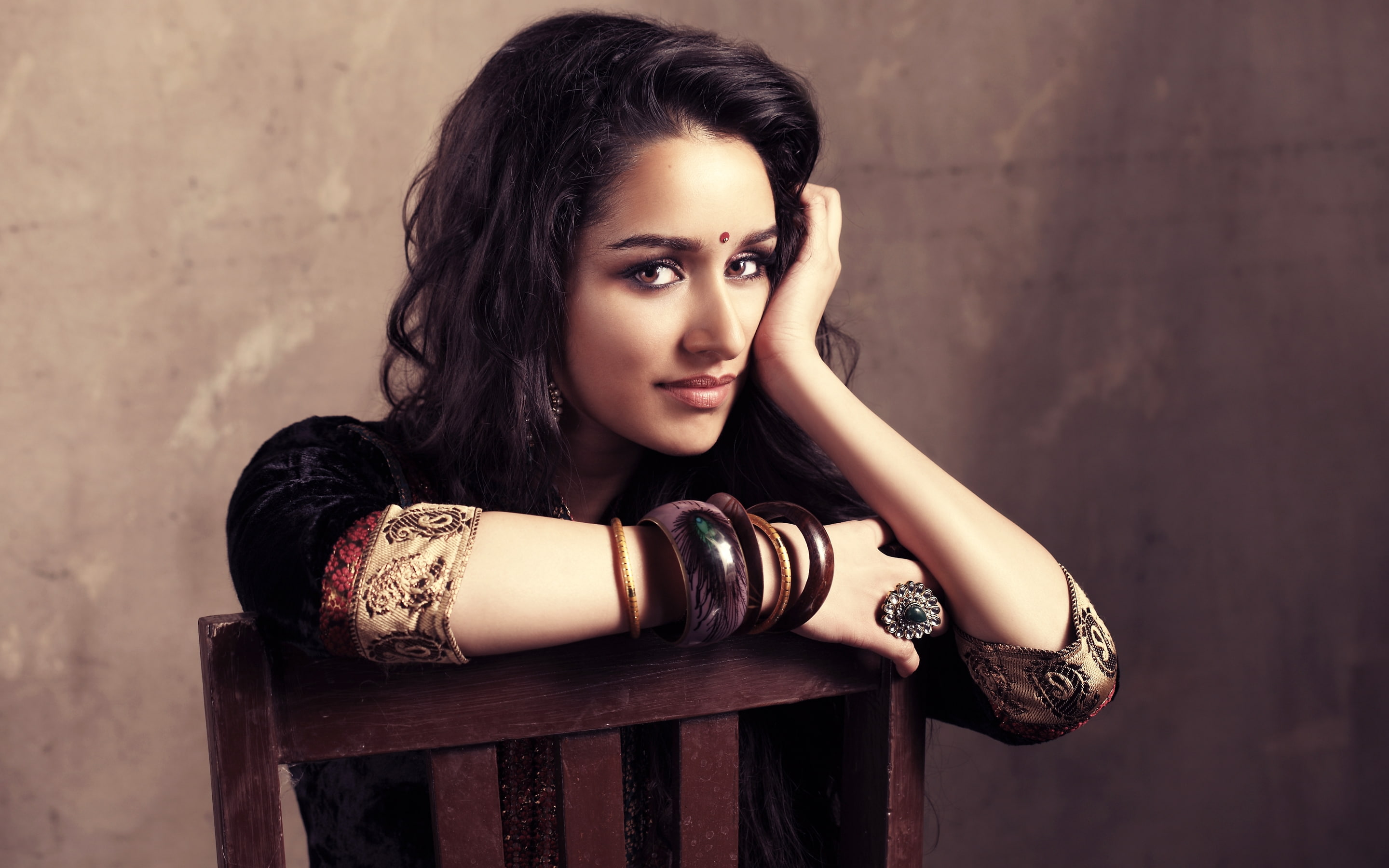 shraddha kapoor indian actress Girls portrait looking at camera 2k