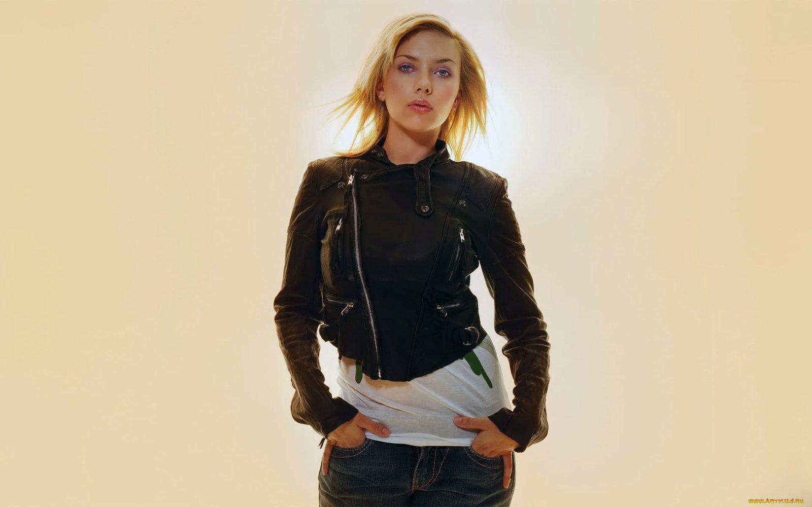 Scarlett Johansson women actress blonde simple background