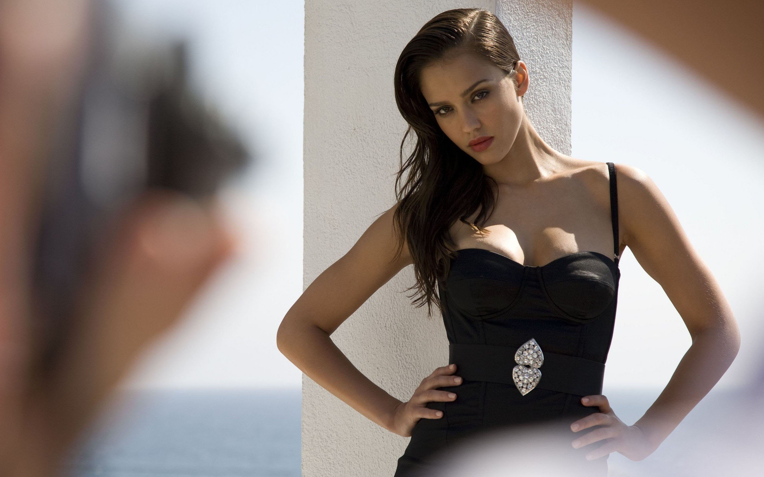 The girl Jessica Alba famous actress looking into the camera 2k