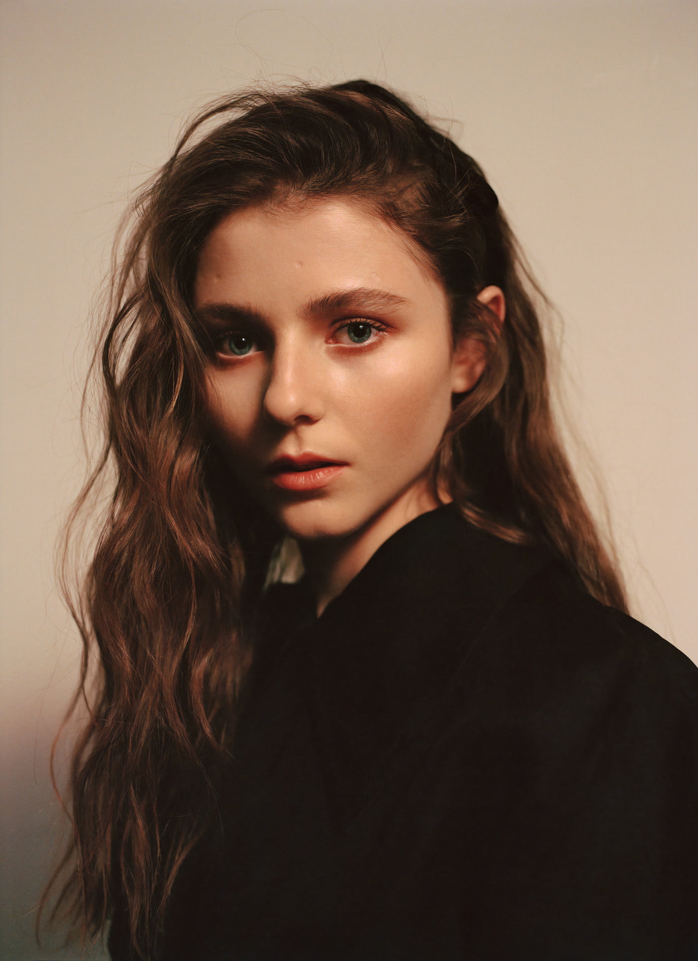 Thomasin McKenzie women actress long hair brunette blue eyes