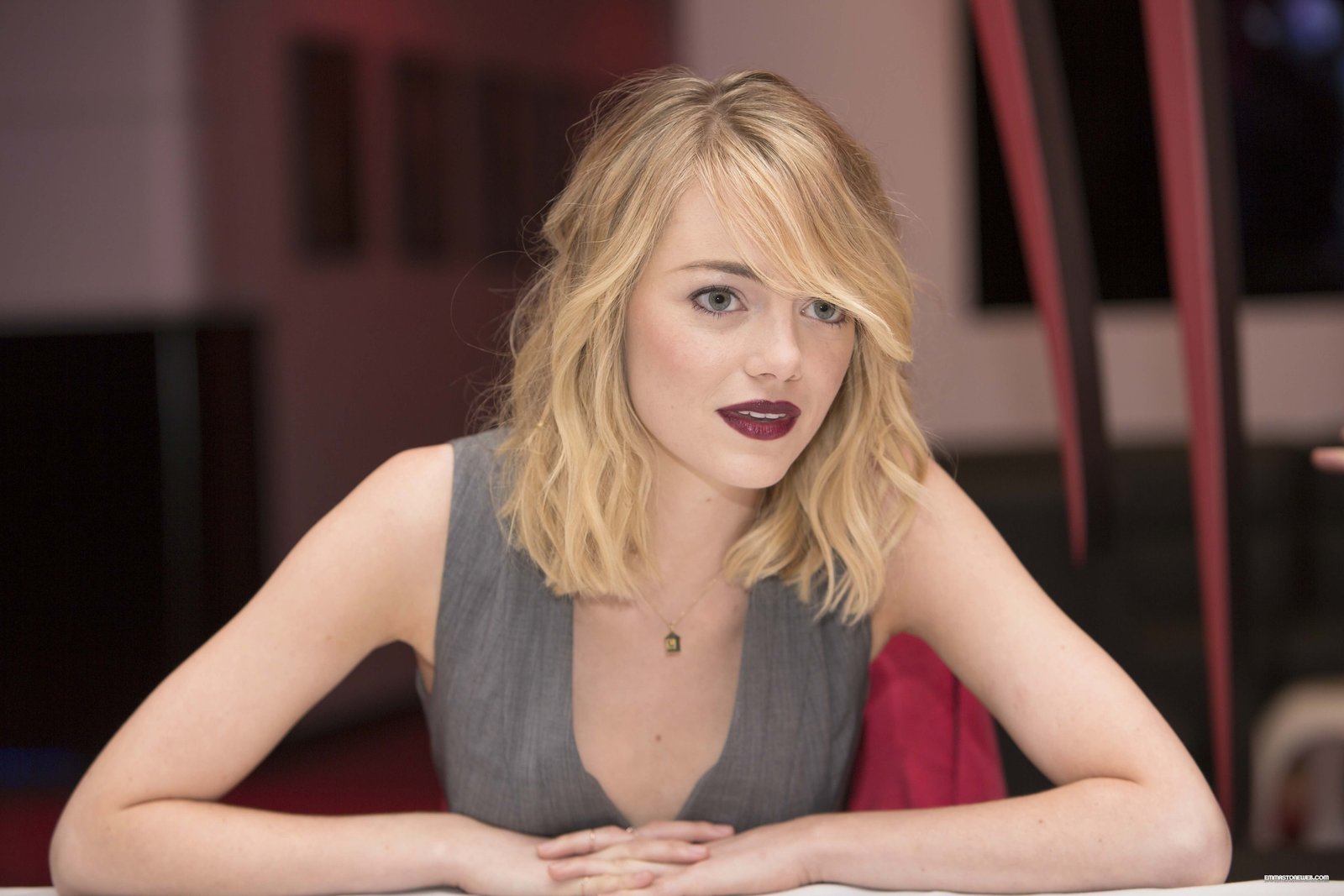 woman in gray sleeveless dress Emma Stone blonde green eyes 2k 4k 5k