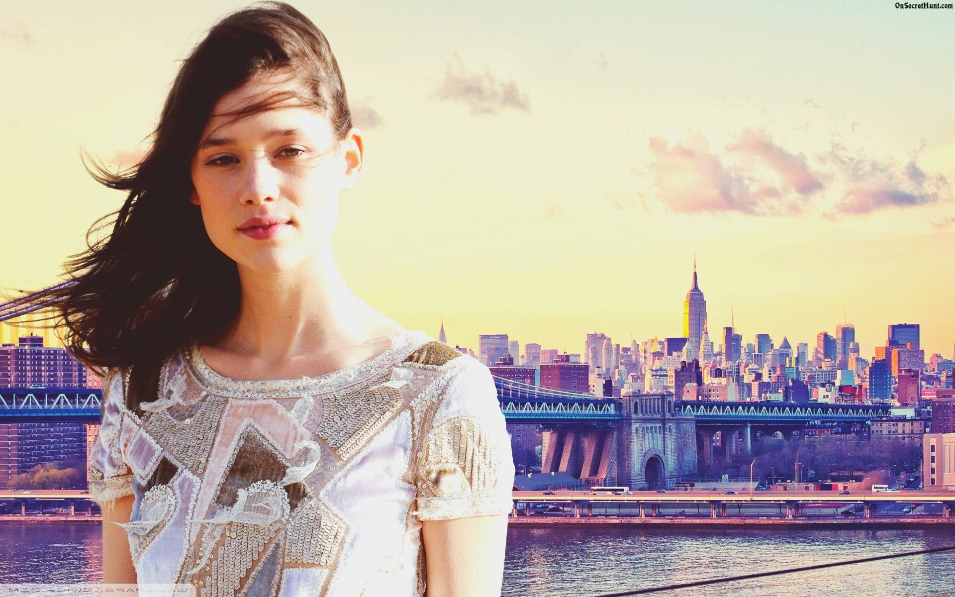 women Astrid Berges Frisbey skyline colorful windy brunette