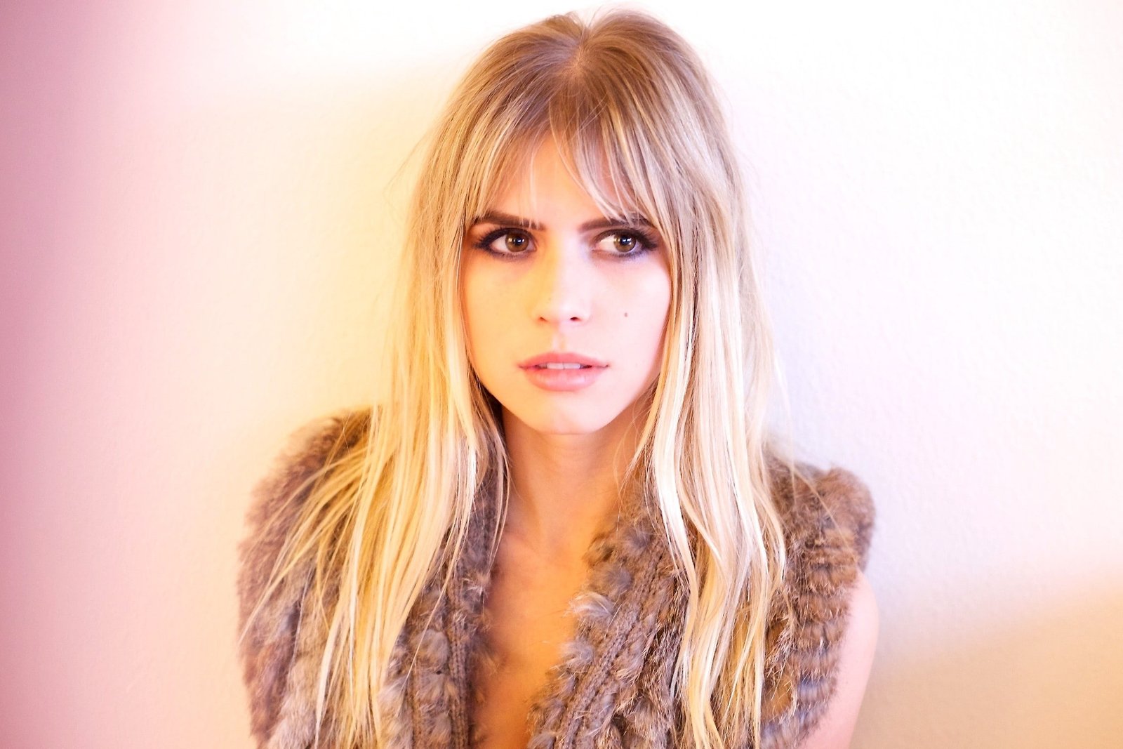 women blonde looking away brown eyes face Carlson Young 40 2k