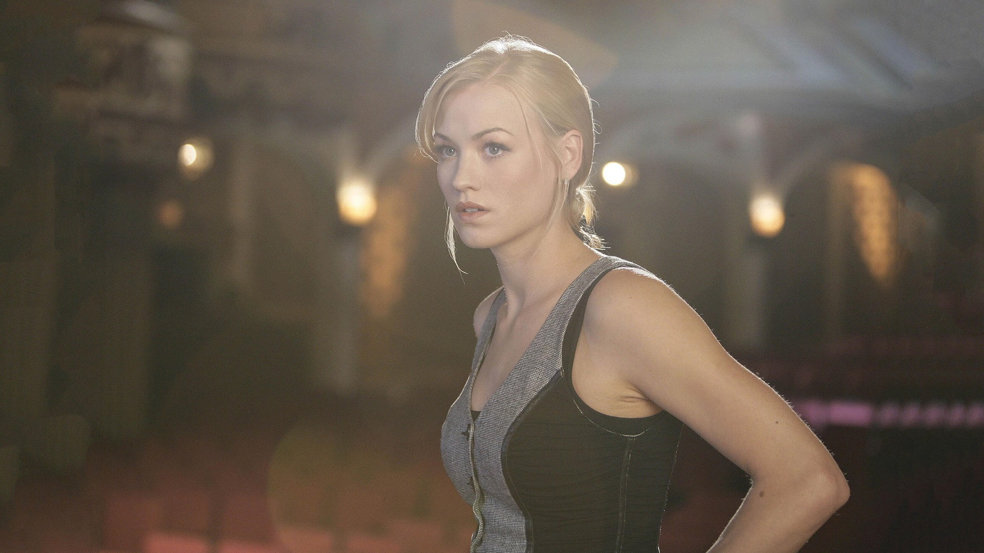 women model Yvonne Strahovski actress blonde looking away