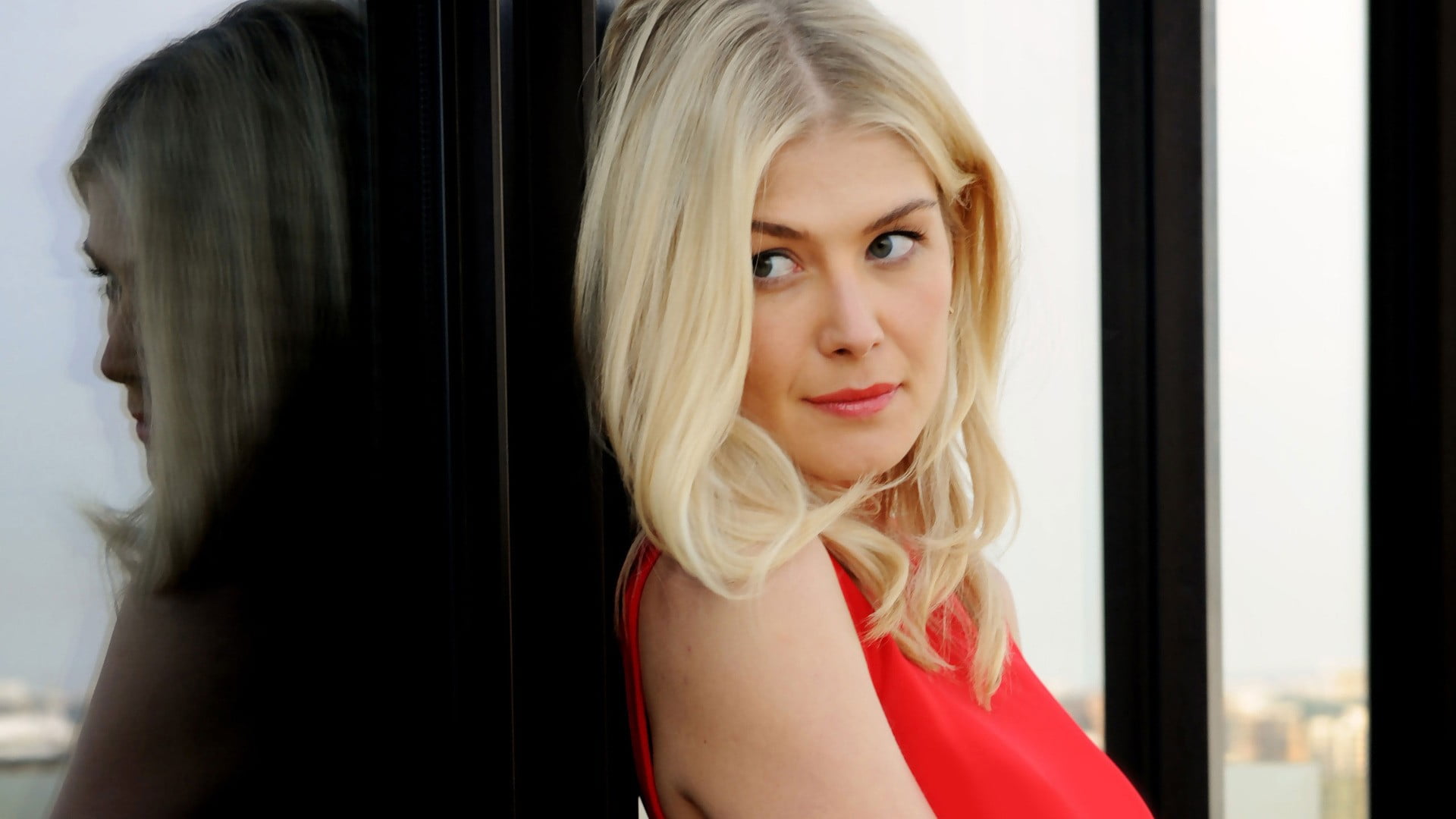 women Rosamund Pike blonde actress reflection red lipstick