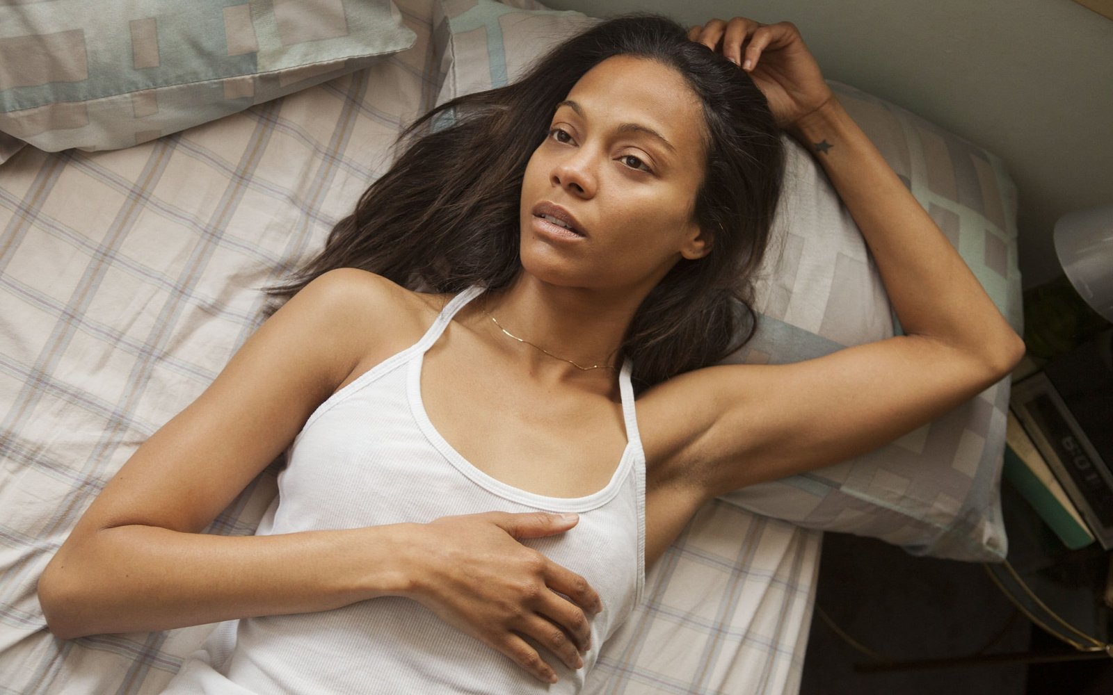 women Zoe Saldana actress brunette ebony tank top lying down 2k