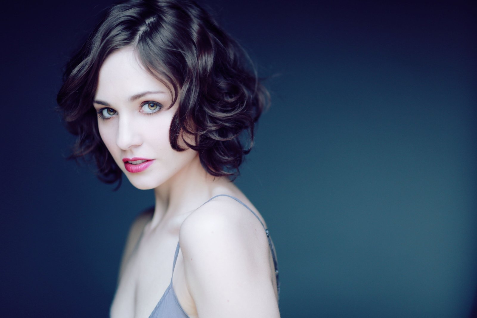 women's gray spaghetti strap top Tuppence Middleton actress 2k 4k