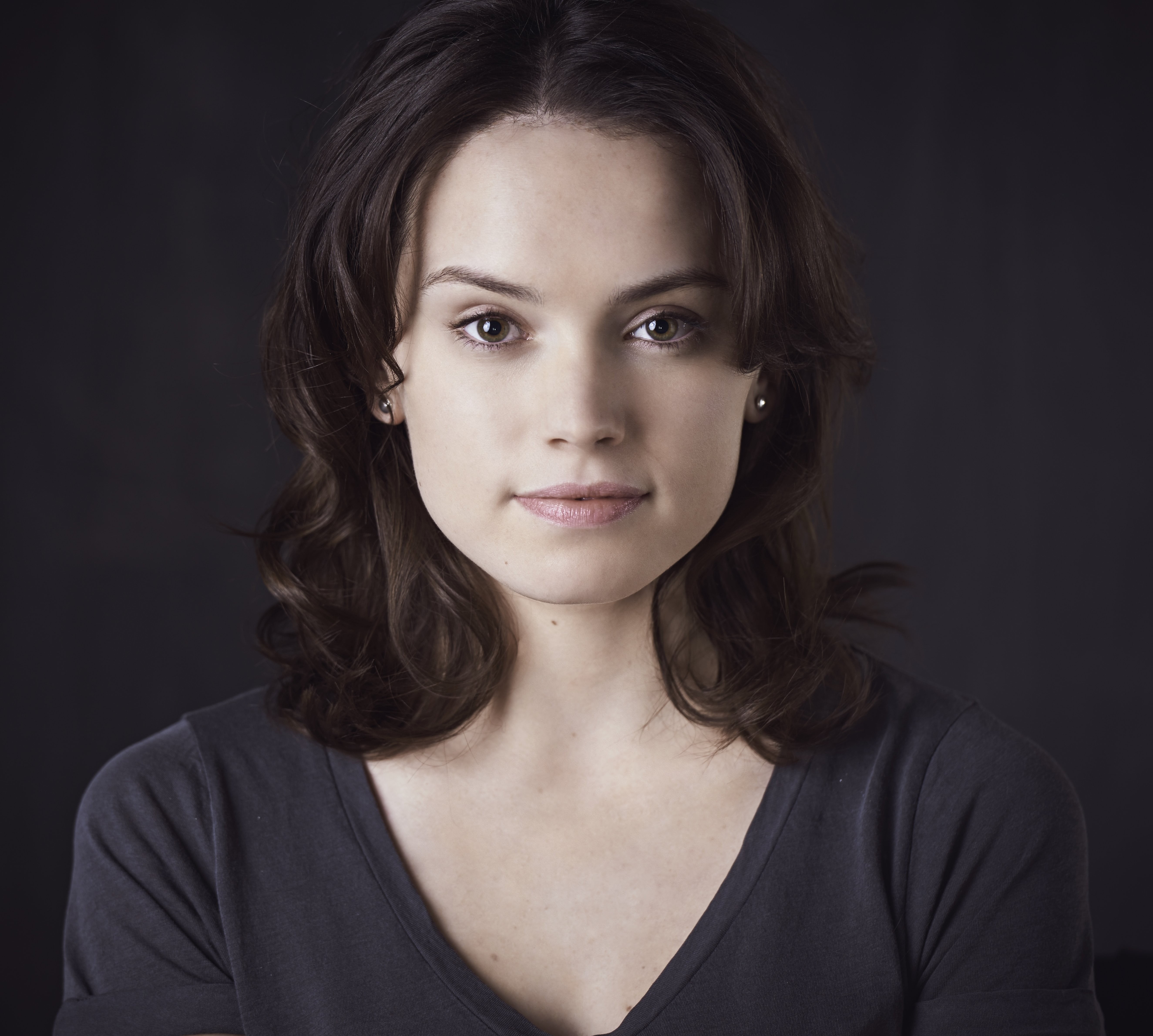 women's gray V neck shirt Daisy Ridley brunette actress portrait 2k 4k 5k