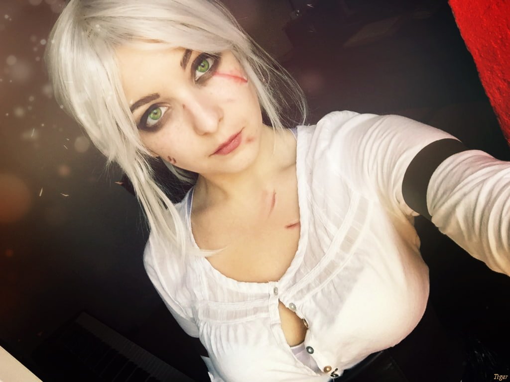 Cirilla Fiona Elen Riannon white hair shirt green eyes