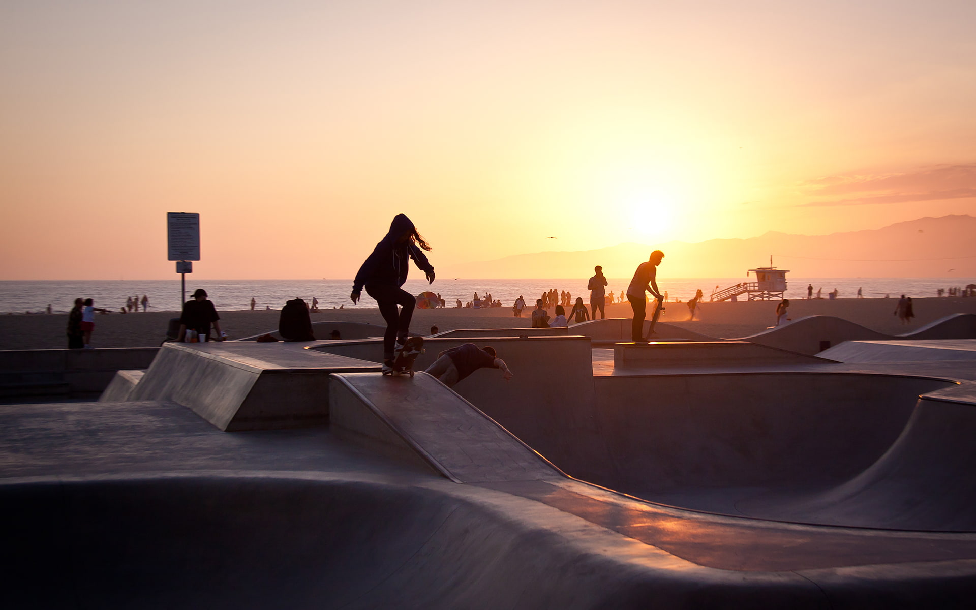 silhouette of man skating summer california sunset usa los angeles 2k