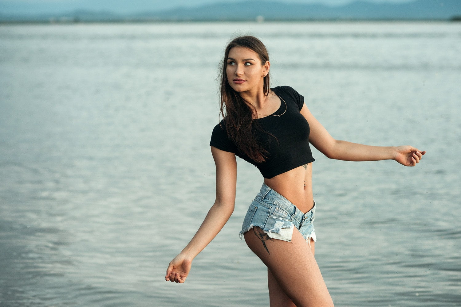 women brunette belly jean shorts tanned portrait outdoors 2k