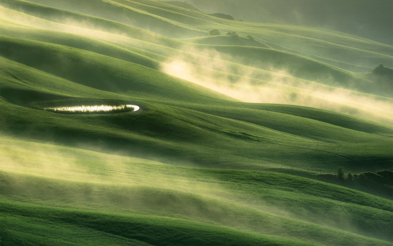 Italy Tuscany morning scenery mist fields hills pond green 2k