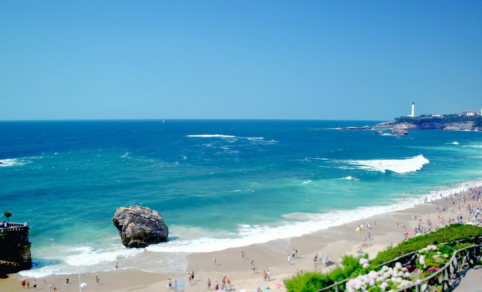 seashore beach coast people waves water sky horizon over 2k