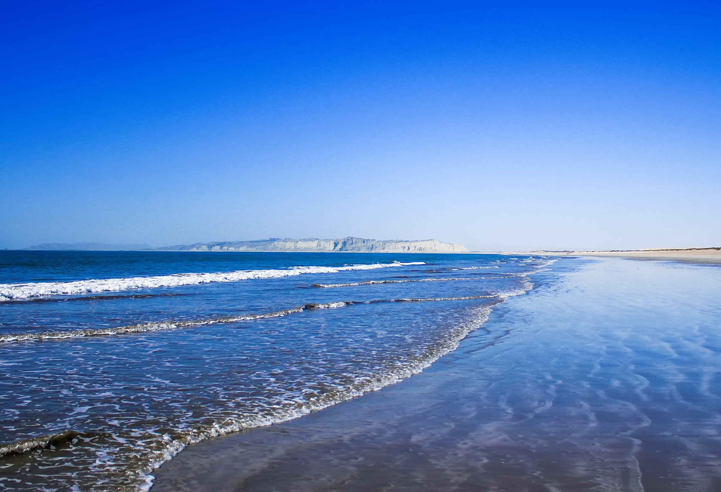 pakistan ormara coast shore sand mountains calm serenity 2k