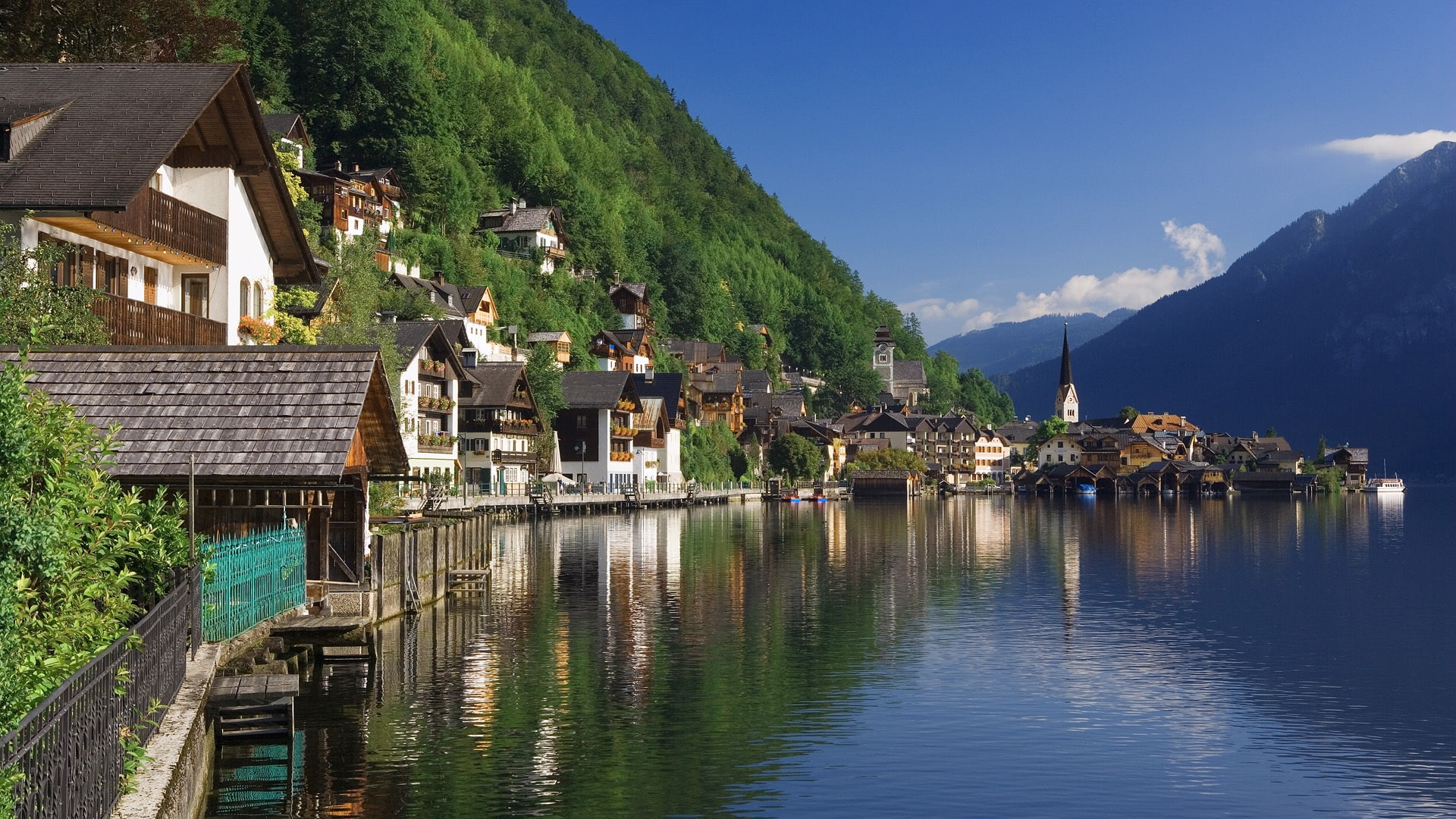 Hallstatt Salzkammergut Austria scenery river houses mountains 2k