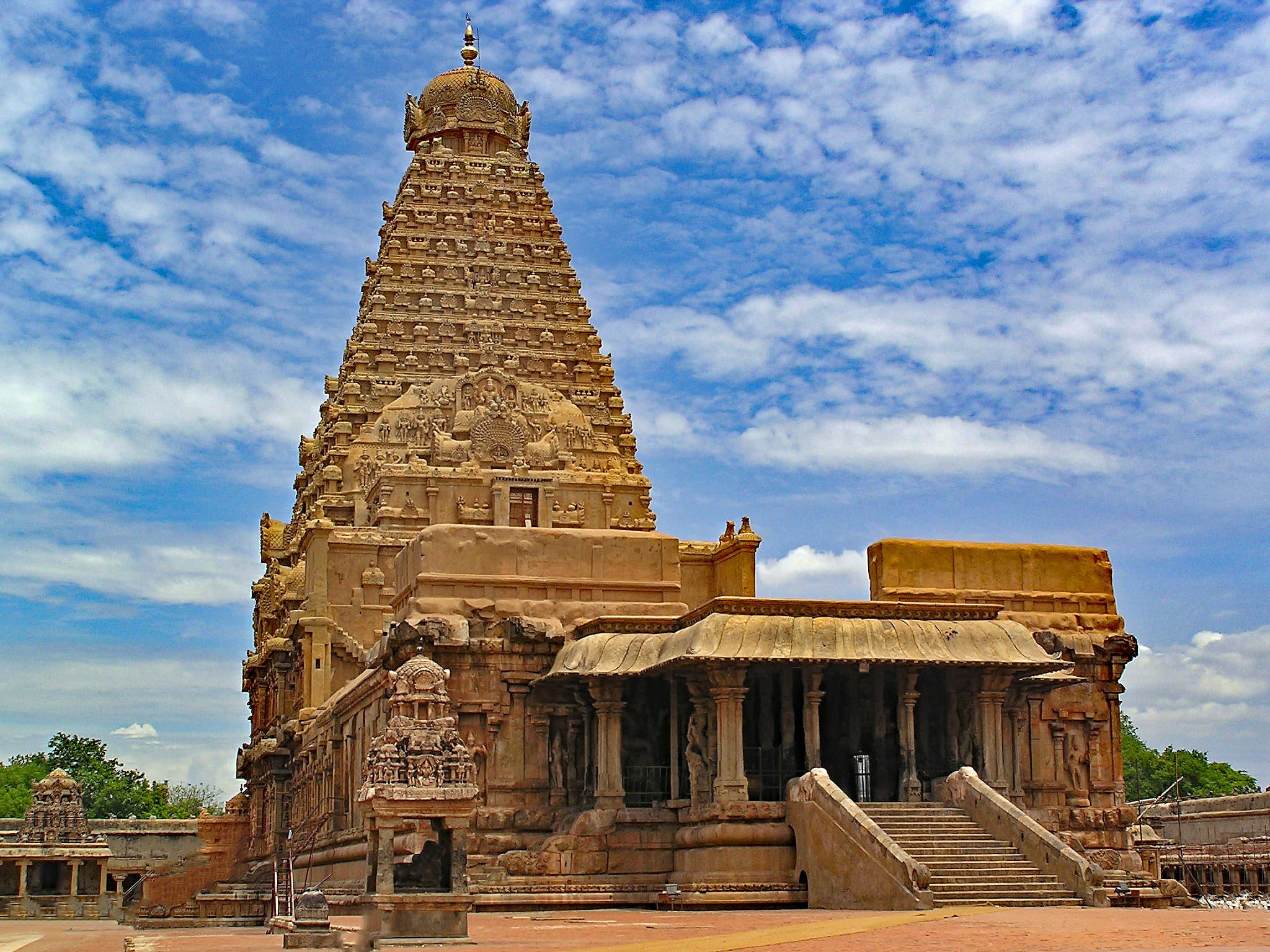 low angle photography of temple brihadishvara thanjavur tamil nadu 2k