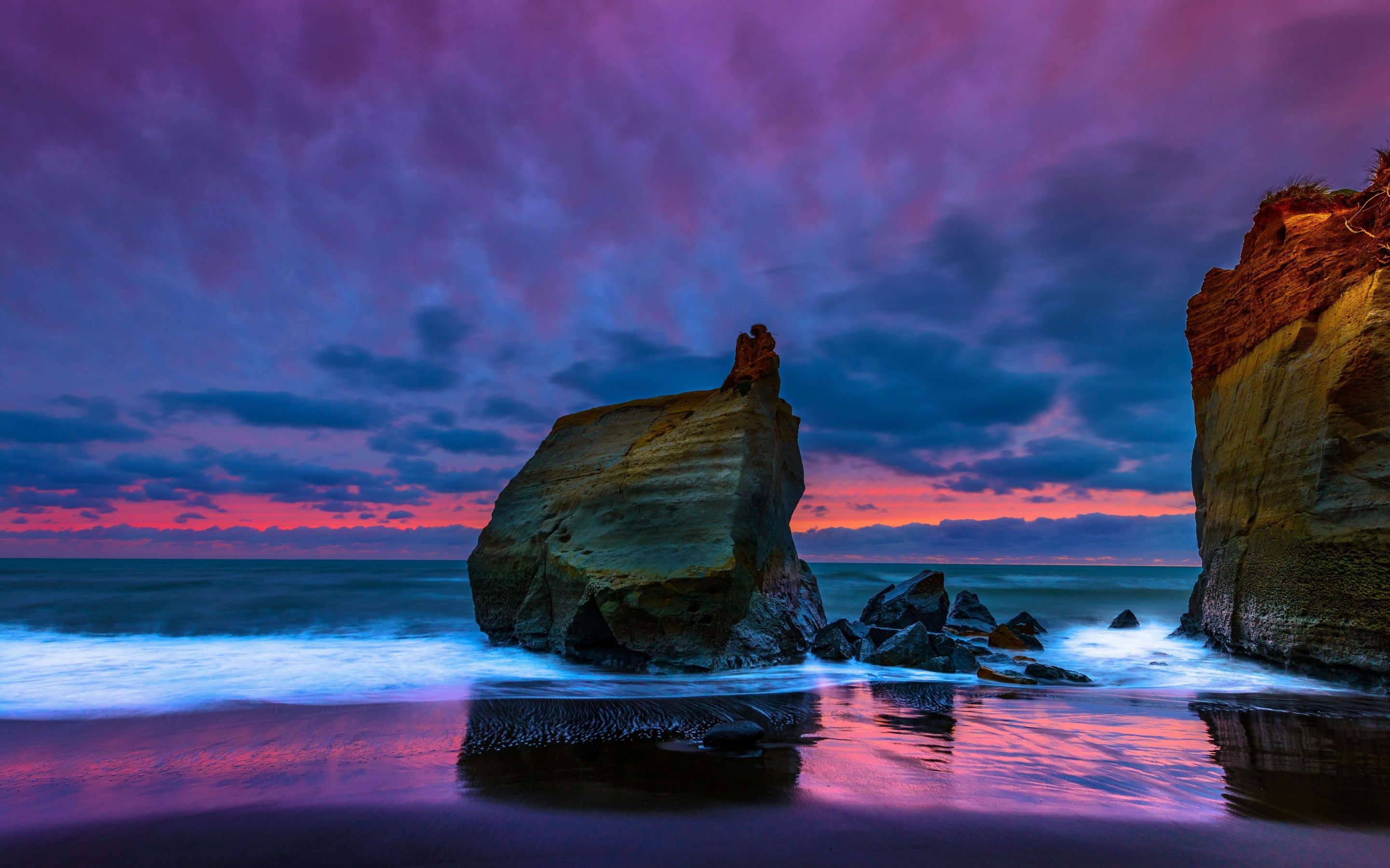 Waikiki Beach New Zealand brown rock formation rocks the sea 2k