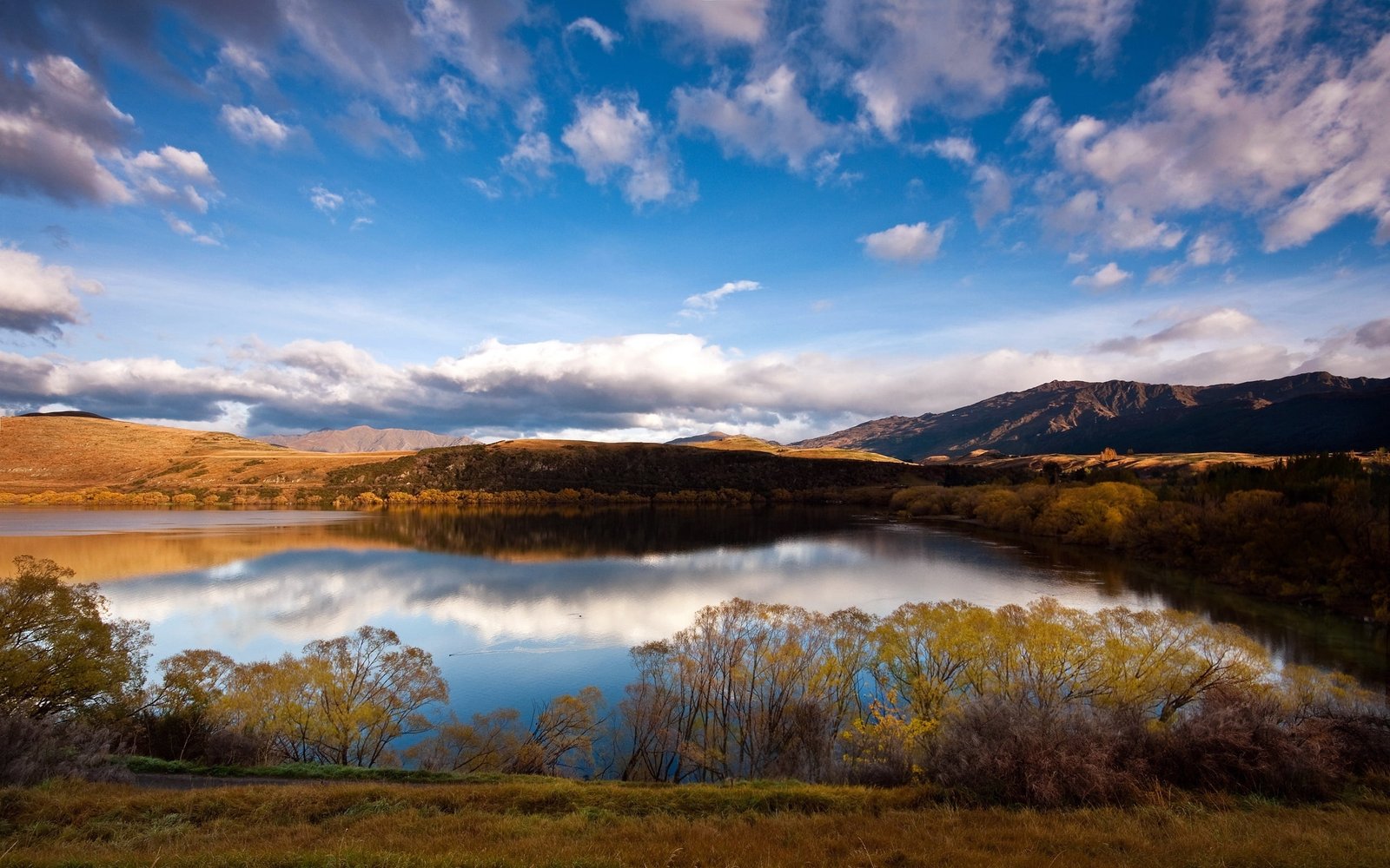 Beautiful New Zealand nature scenery mountains river blue sky grass 2k