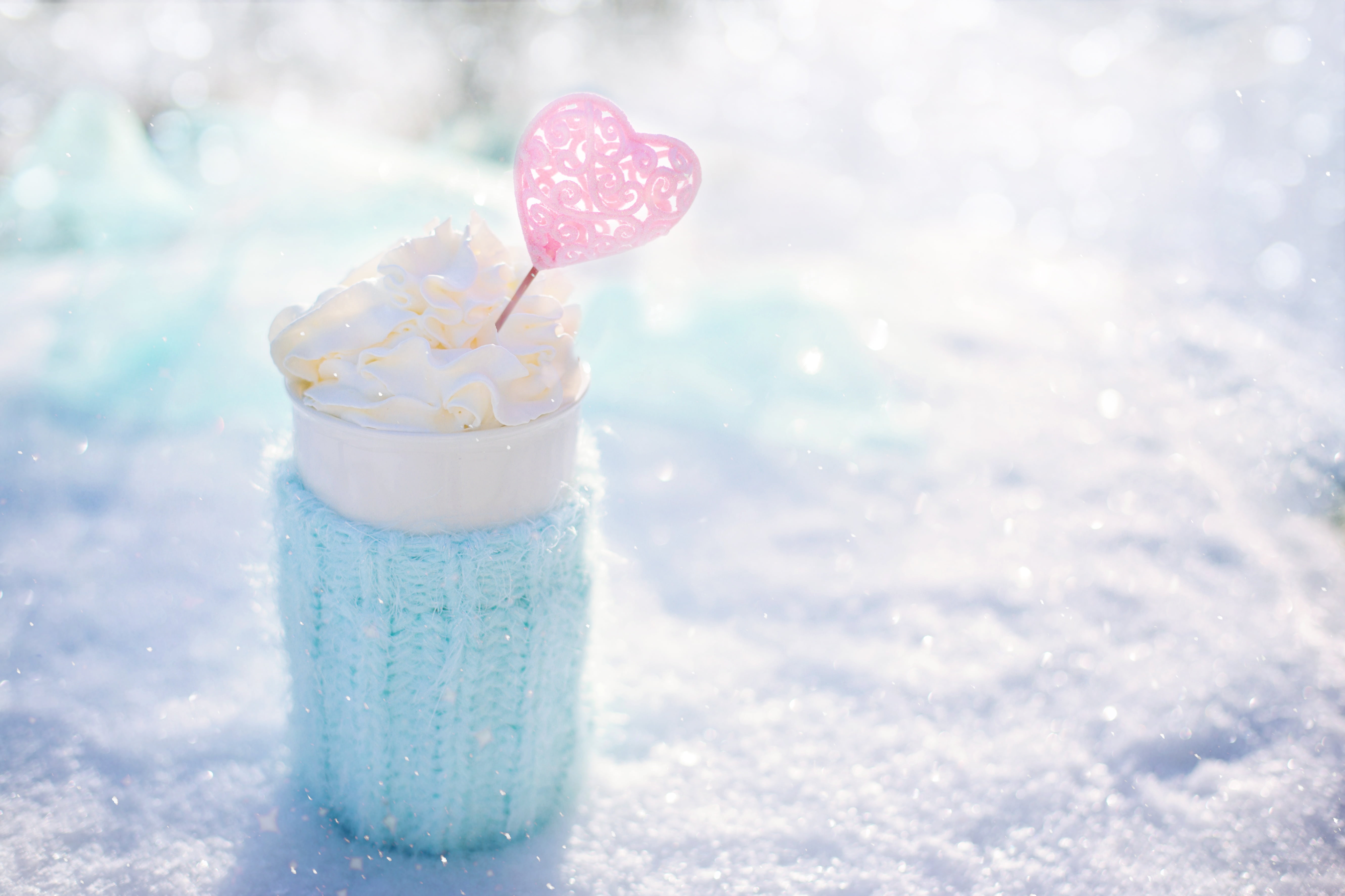 closeup photo of blue jar with white lid hot chocolate coffee 2k 4k 5k