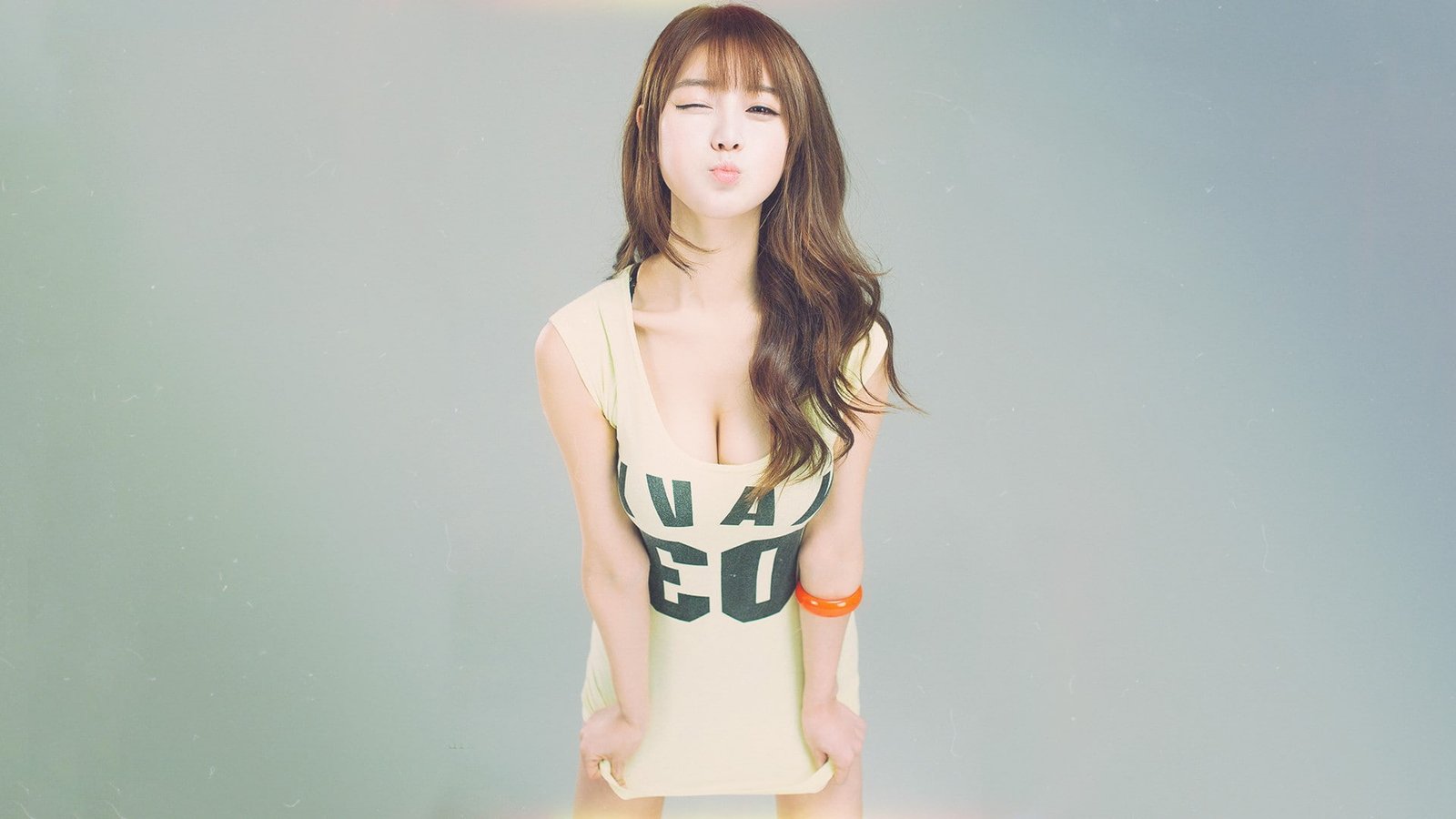 choi seul gi korean women asian wink standing hairstyle long hair 2k