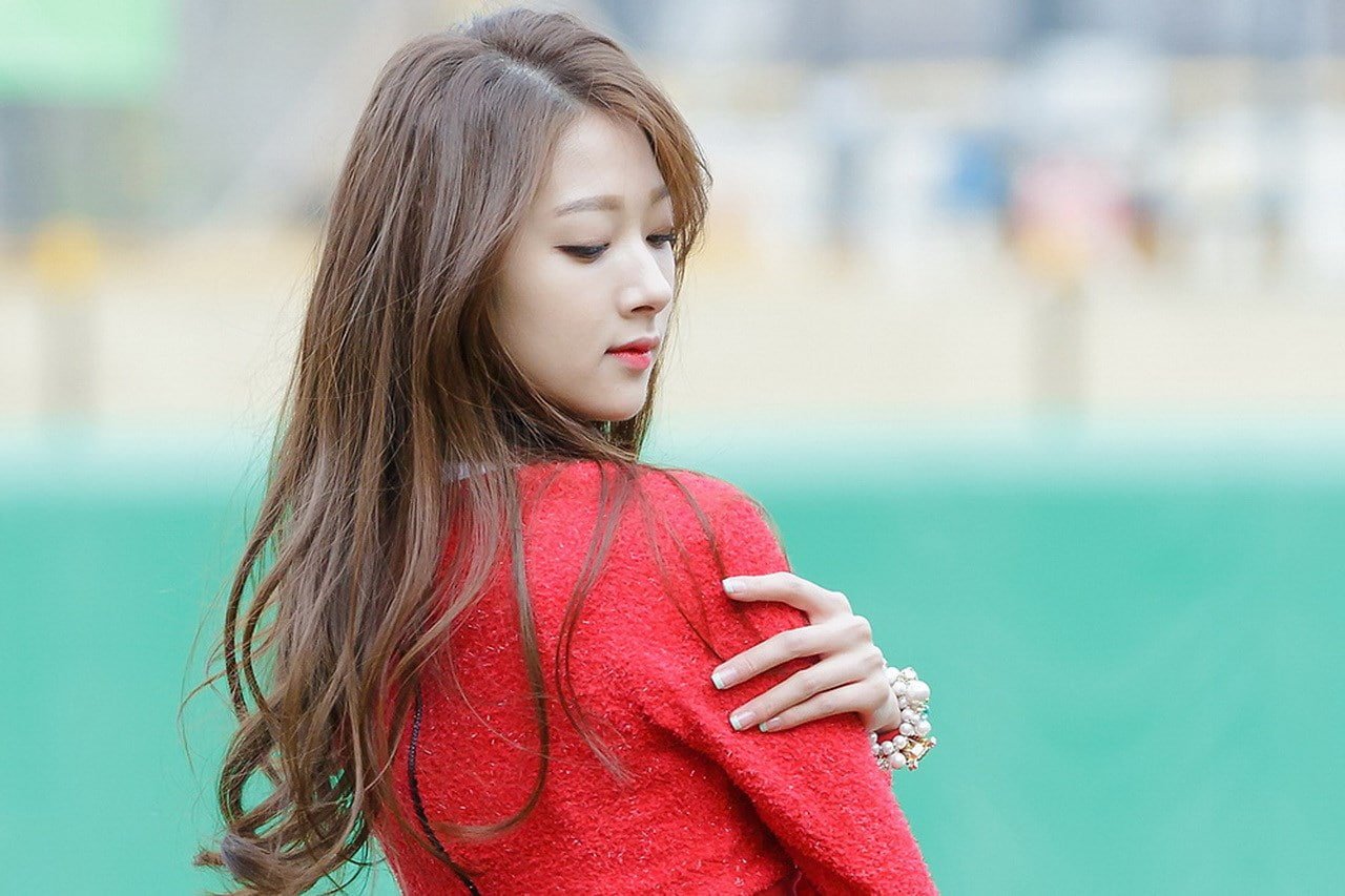 korean girl group one person focus on foreground brown hair