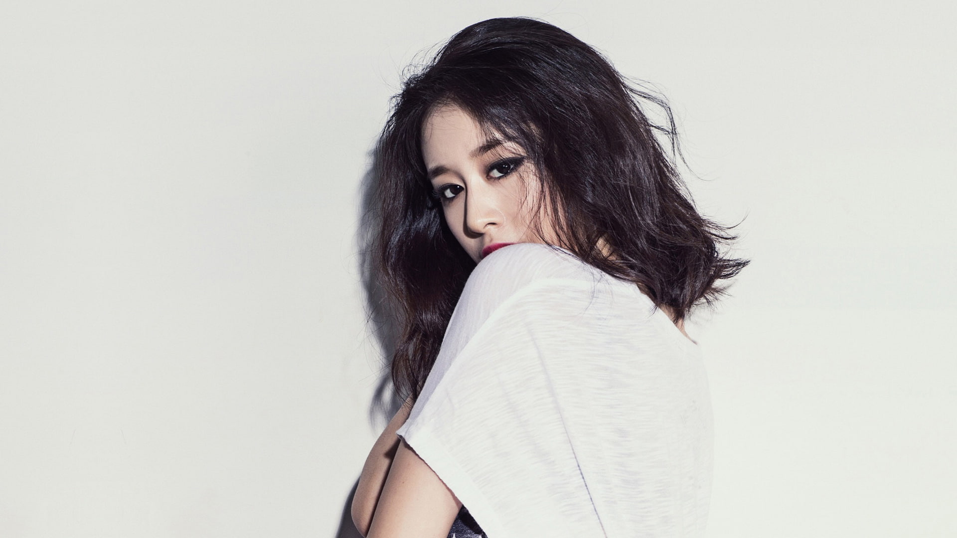 women photography model Asian Korean eyeliner looking back 2k