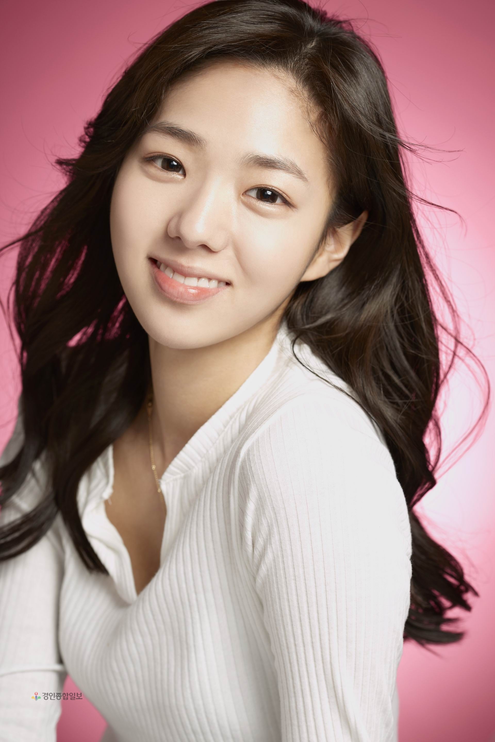Chae Soo Bin long hair korean women white clothing brunette 2k