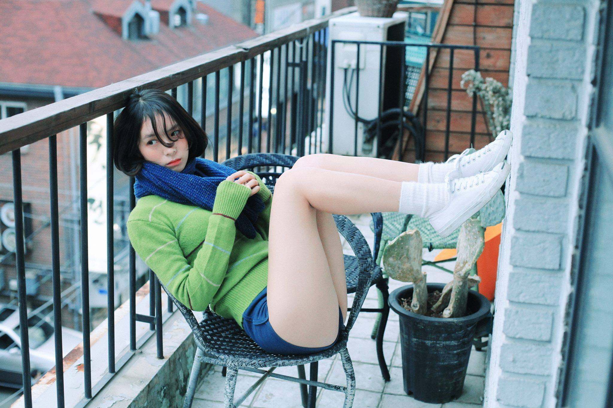 Rotta Korean women Asian looking at camera architecture 2k