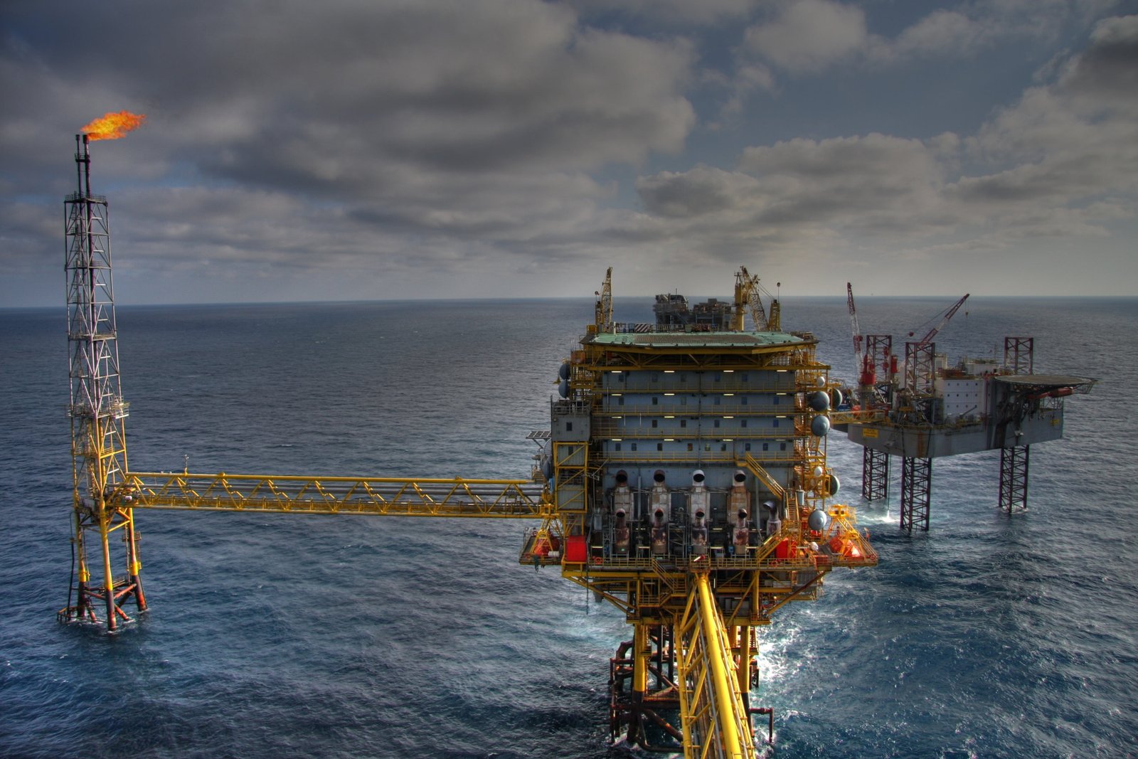oil refinery in the middle of body water during daytime rig 2k 4k