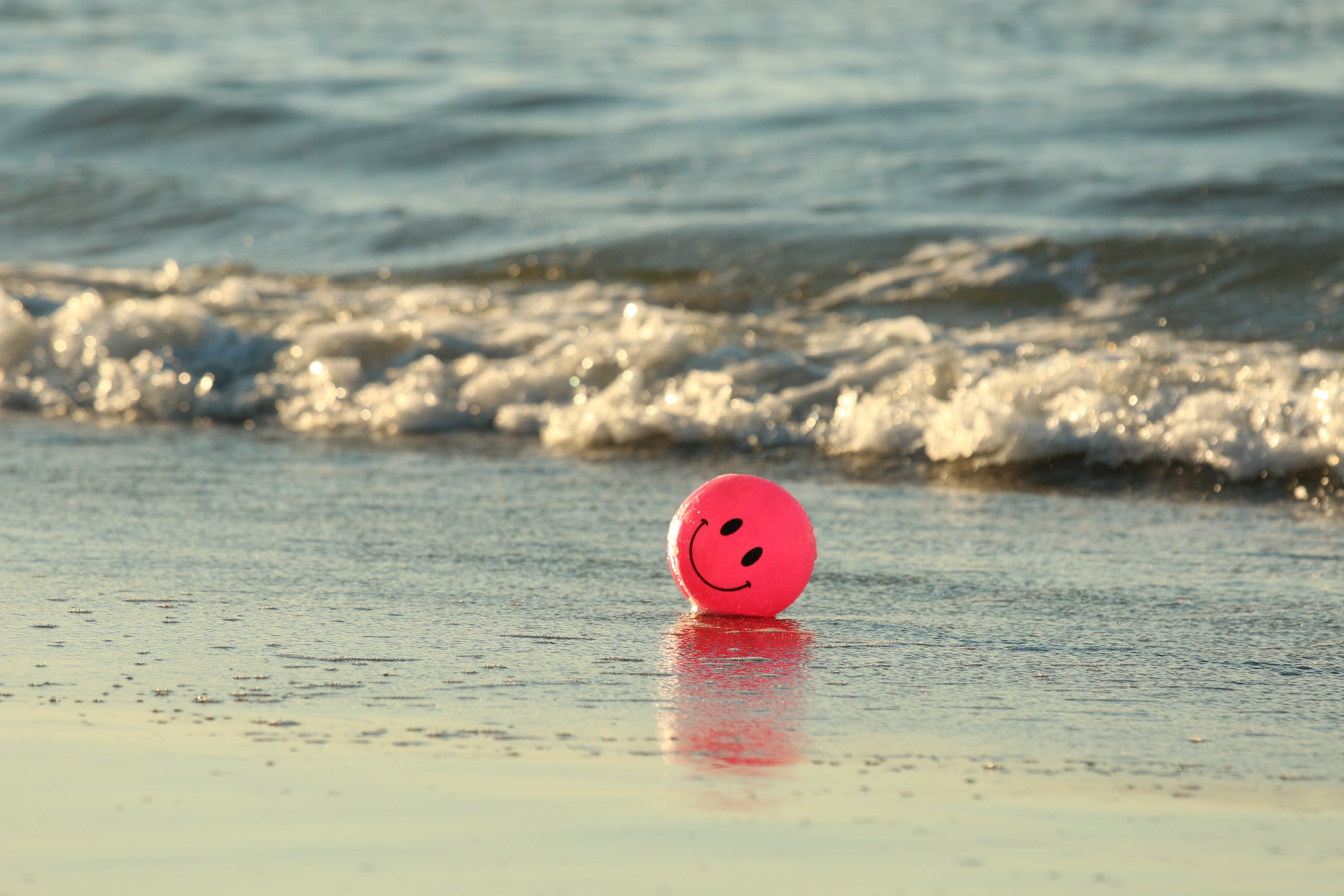 red smiley emoji ball on seashore beach happy ocean pink 2k 4k 5k
