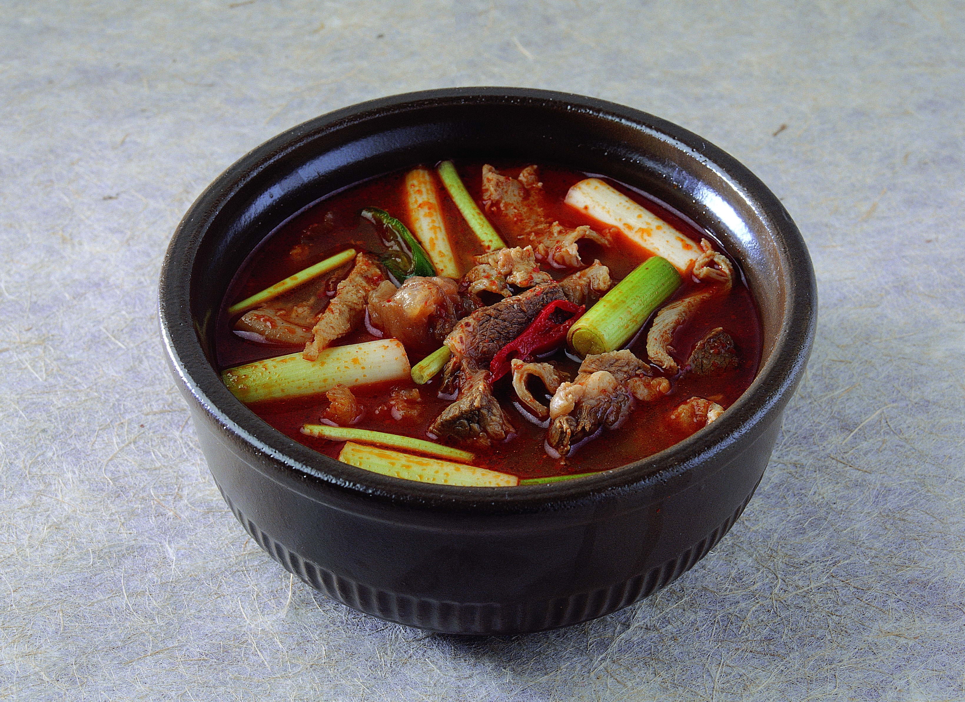 black ceramic bowl soup beef onion food heat Temperature 2k