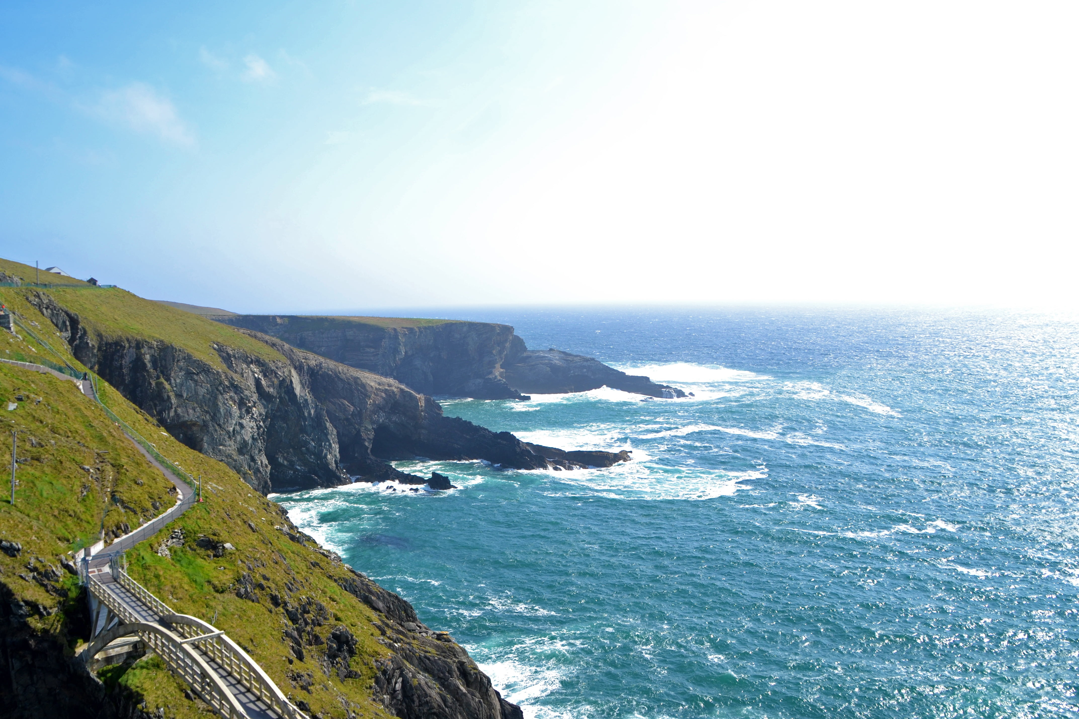 green hillside cliff ireland beach coast sea coastline atlantic Ocean 2k 4k