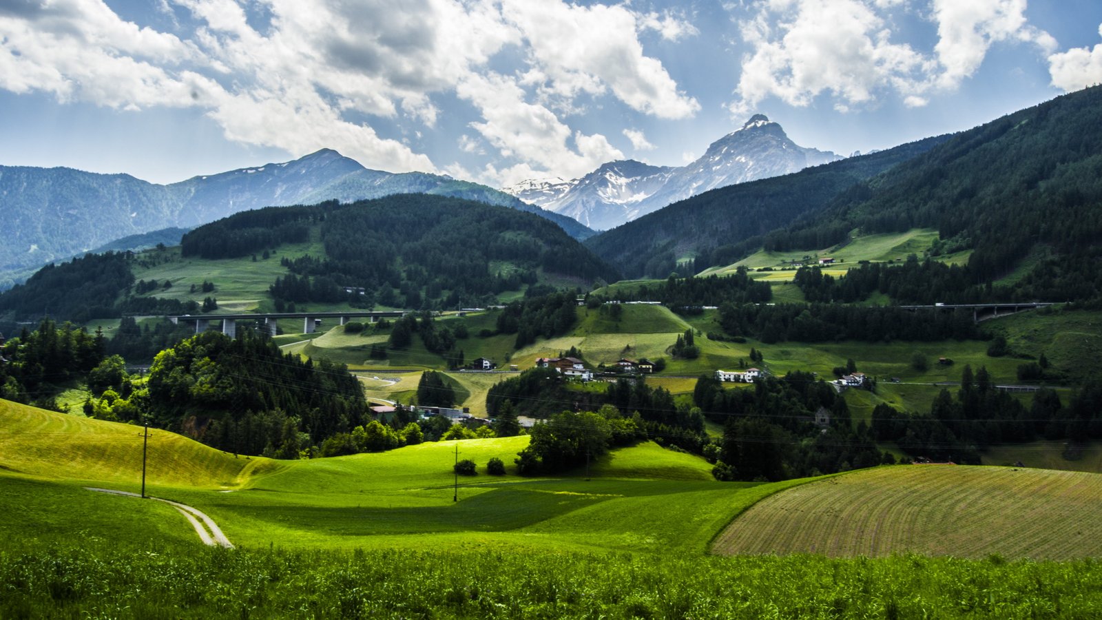 house near green grass field mountains patsch Da fare 2k 4k 5k