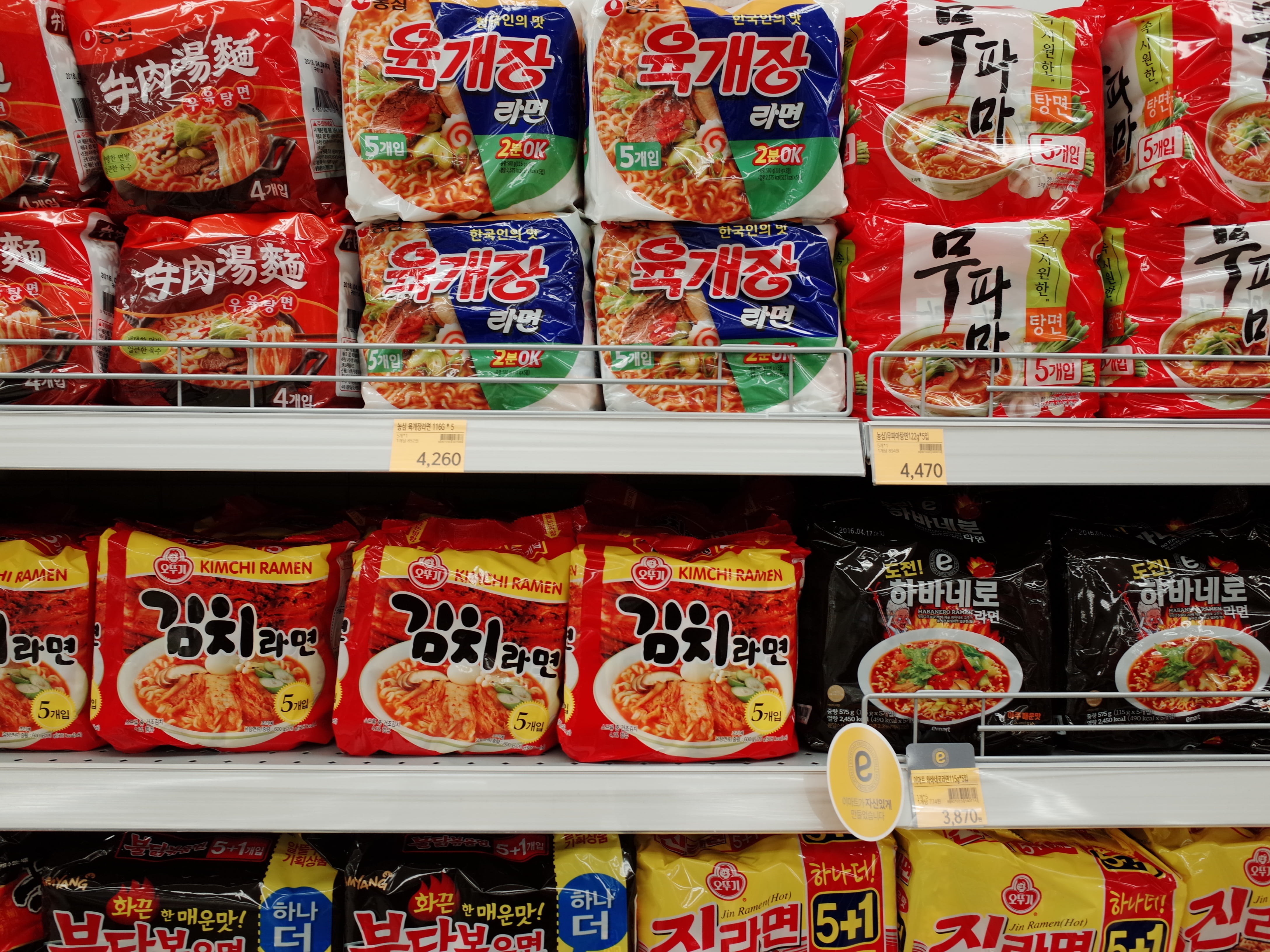 assorted noodle packs mart spicy beef shop super market food 2k 4k