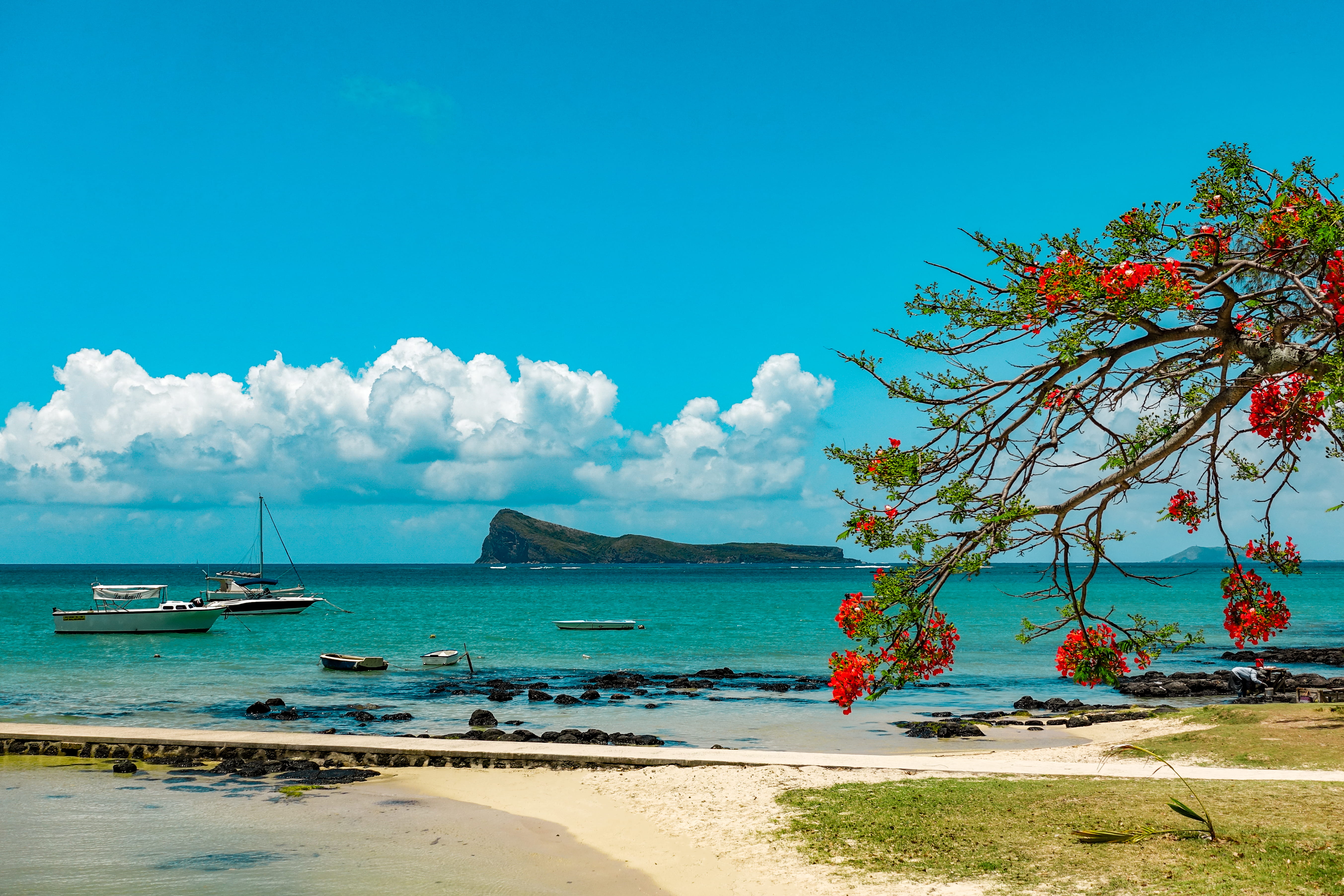 mauritius cap malheureux boat sea ocean viewpoint horizon 2k 4k 5k