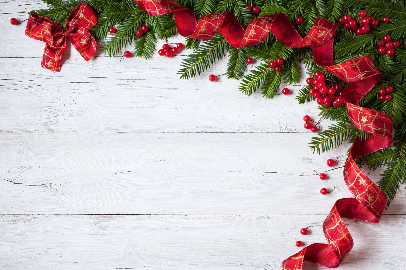 red and green garlands Christmas New year wood merry christmas 2k 4k 5k