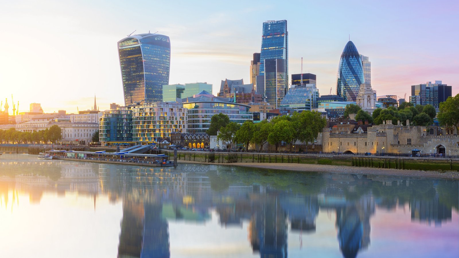 London City with reflection 2k 4k