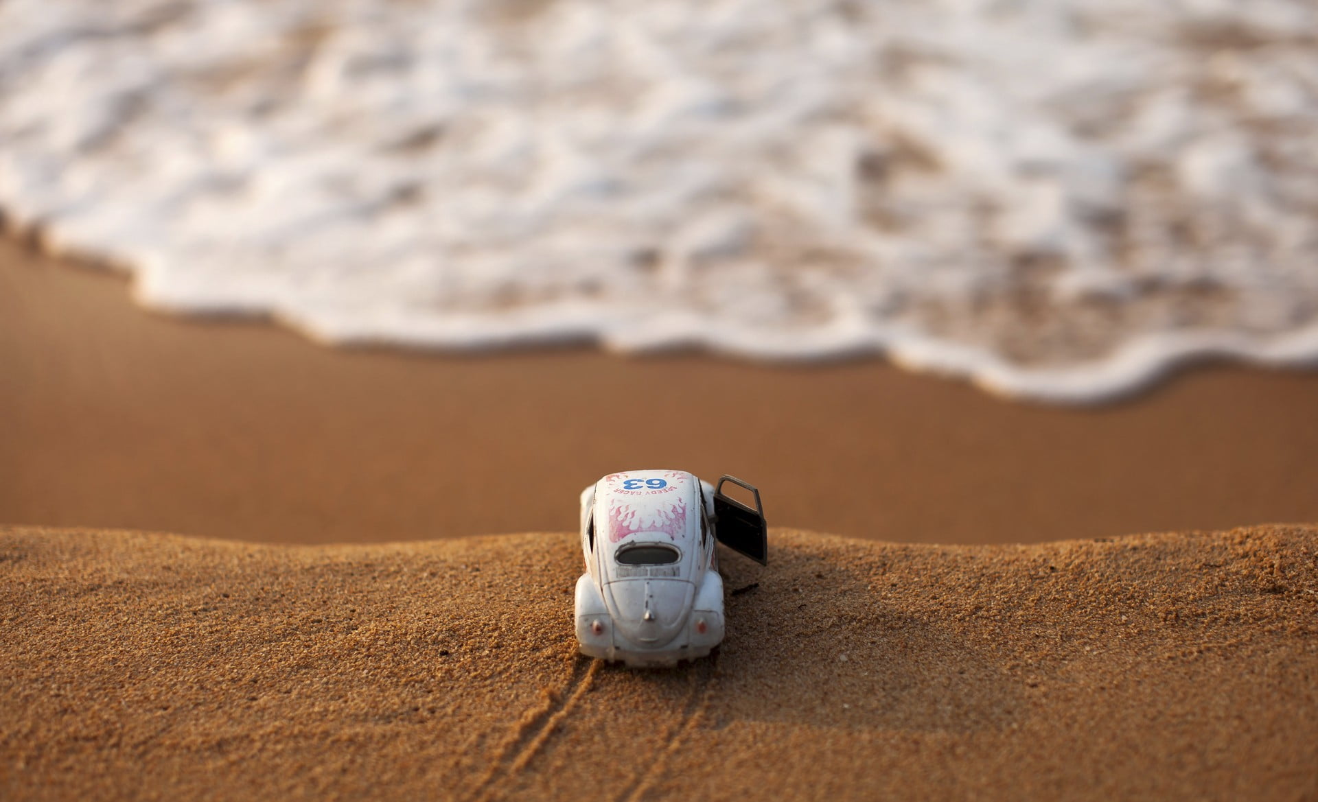 white Volkswagen Beetle scale beach water toys macro car 2k