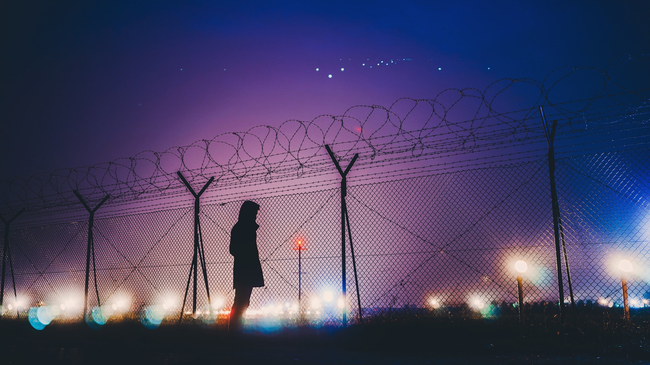 fence bokeh barbed wire night illuminated sky silhouette 2k