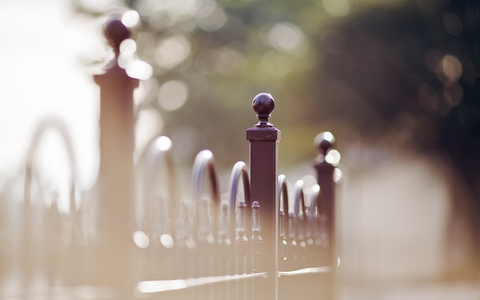 macro blurred bokeh depth of field photography fence 2k