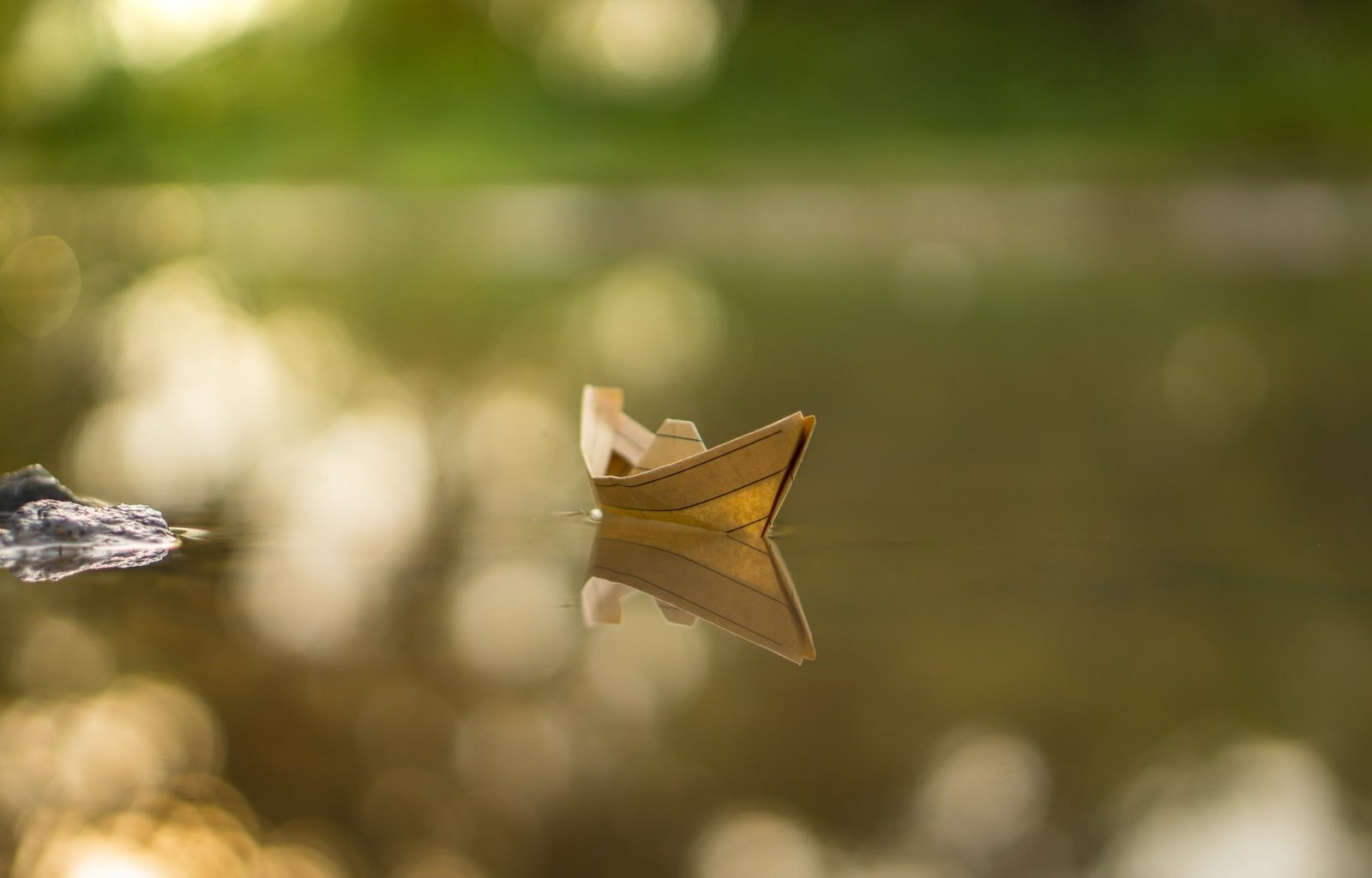 nature water bokeh paper boats focus on foreground day 2k