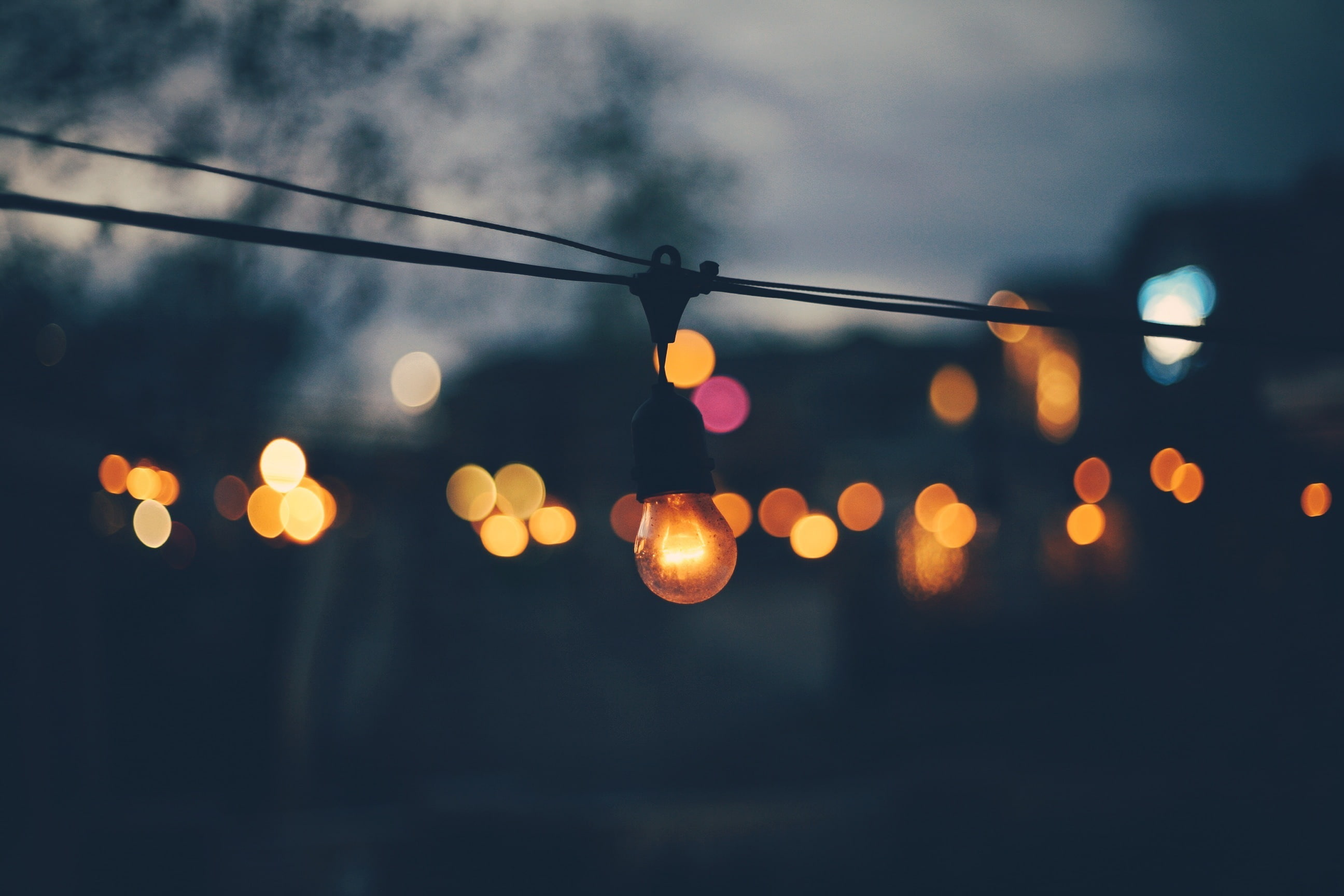 street light bokeh blurred lightbulb lights dark 2k